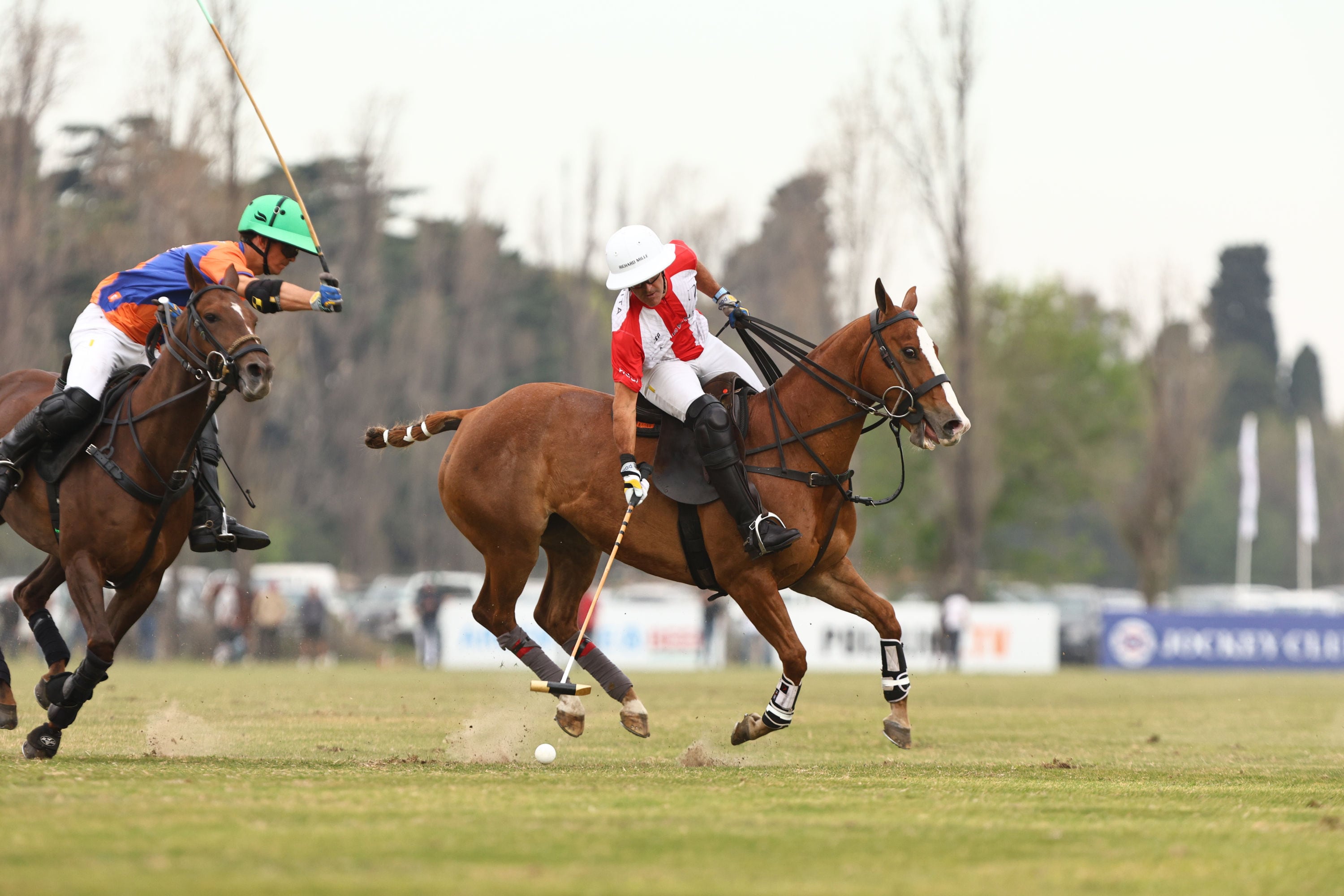 Avanza Pablo Mac Donough y Juan Britos intenta desbaratar el ataque; ambos se destacaron en la final que coronó al polista de La Irenita.