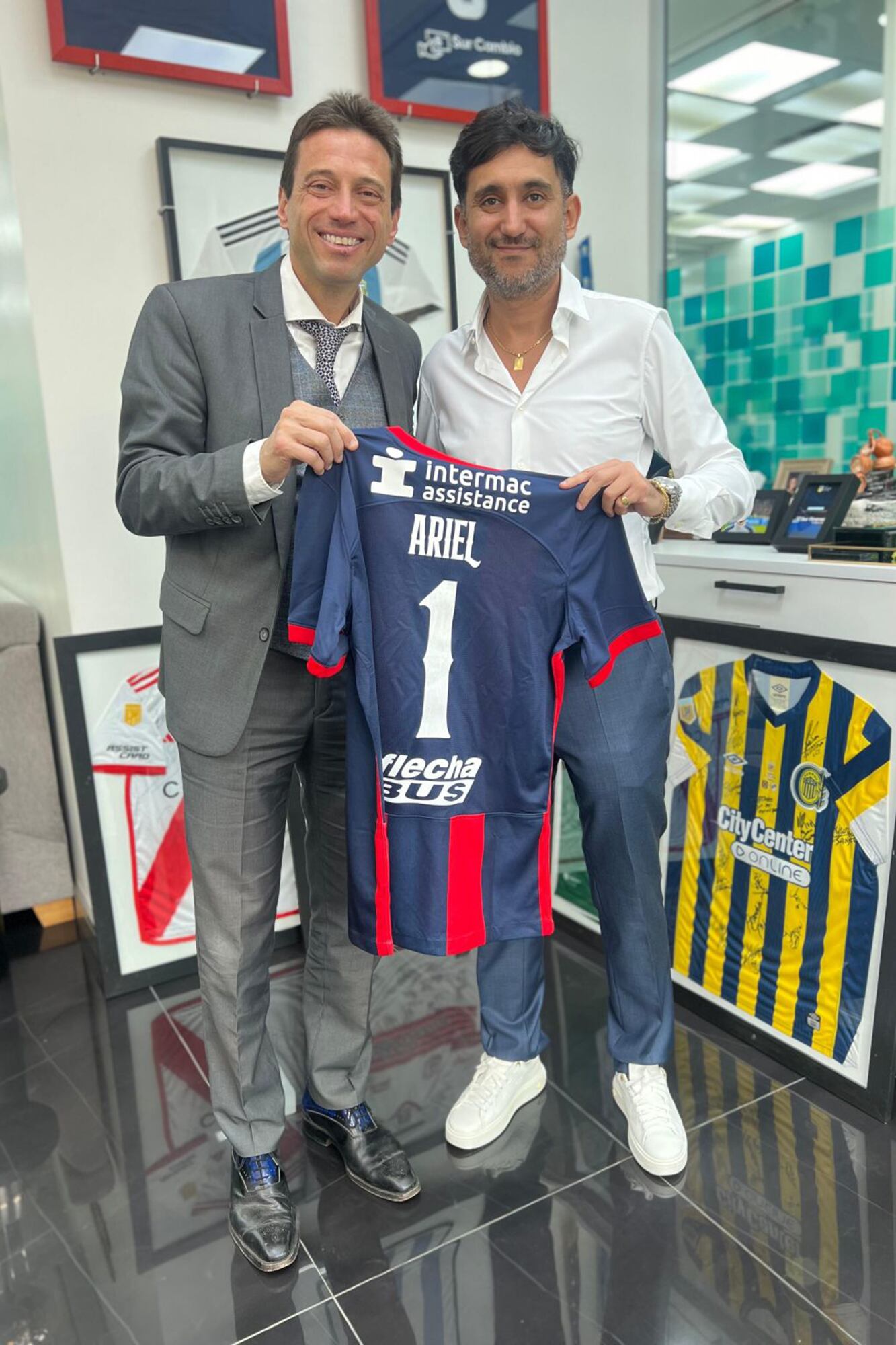 Moretti y Vallejo con la camiseta dedicada para