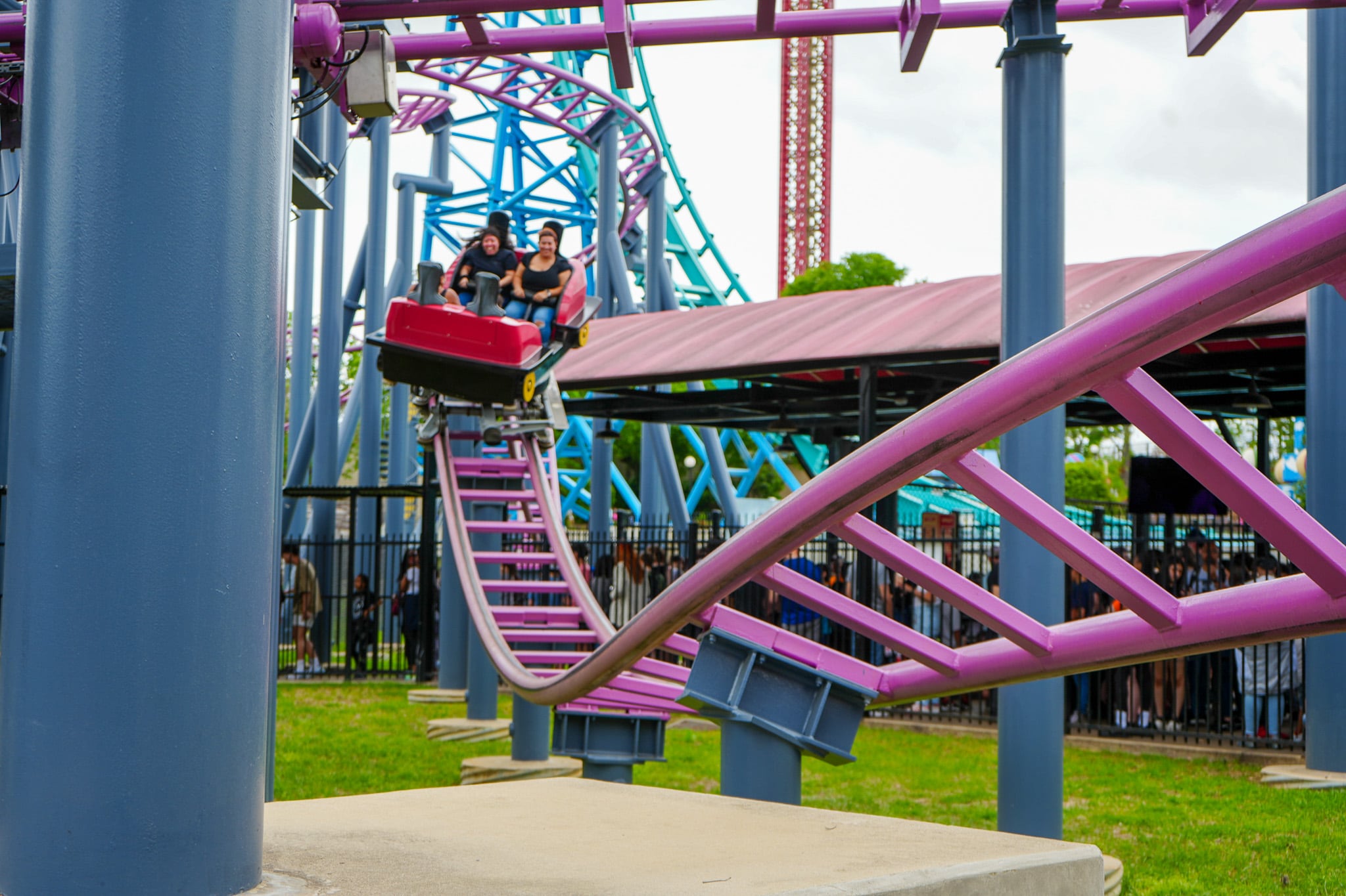 Six Flags exige tutores para menores de 17 años en medio del Spring Break