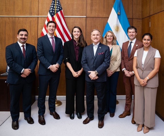 El embajador Peter Lamelas recibió a la misión integrada por funcionarios del Departamento de Estado, EXIM y DFC, que visitó el país para evaluar oportunidades de inversión