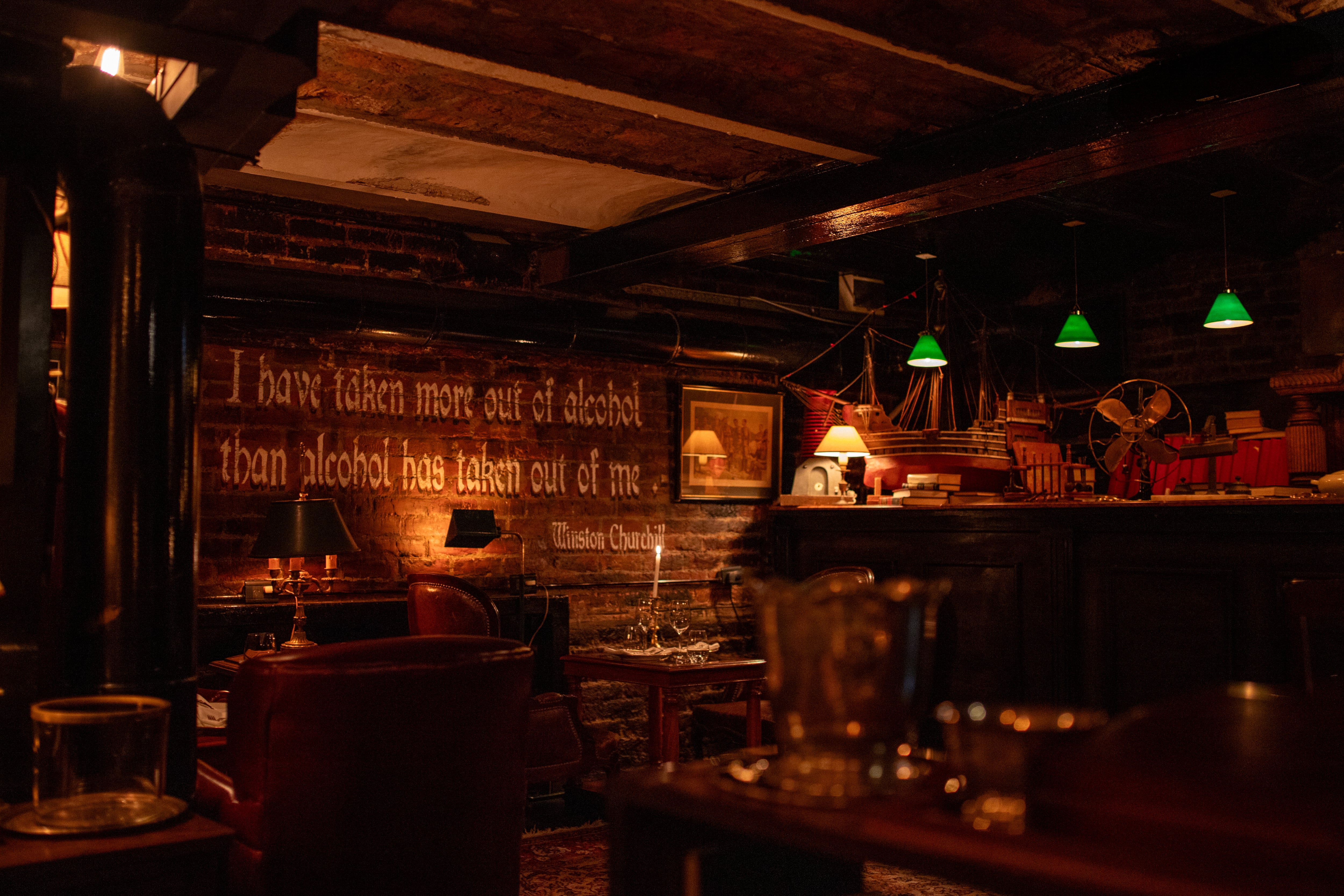 La famosa frase de Churchill sobre el alcohol está pintada en una pared de ladrillo del club