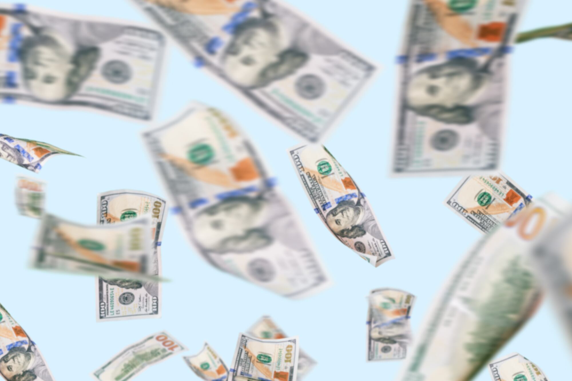 El homenaje detuvo el tránsito mientras vecinos corrían para atrapar los billetes