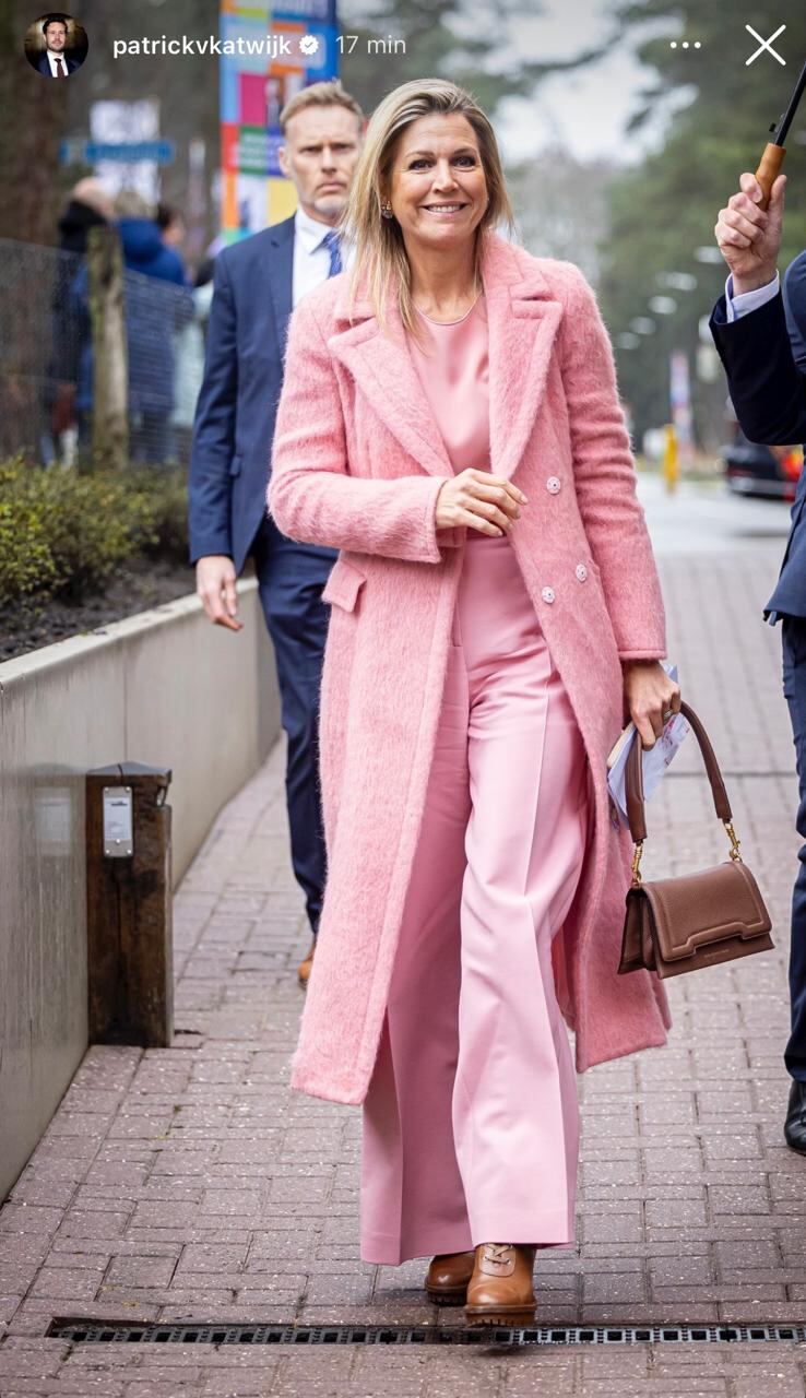 La pieza central del outfit fue un elegante tapado rosa de Oscar de la Renta (Foto: Instagram @patrickvkatwijk)