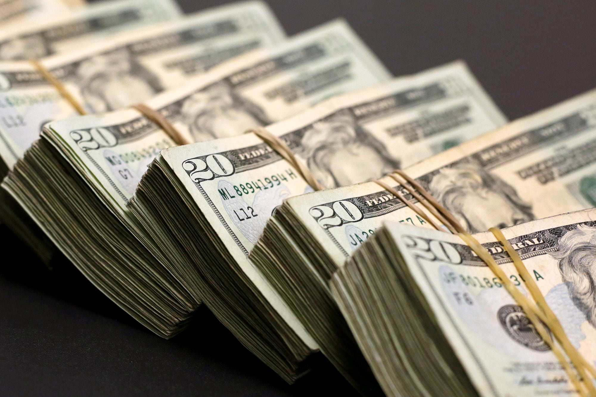 Usar una bandita elástica es uno de los errores más comunes: el caucho se seca, se pega al billete y lo daña