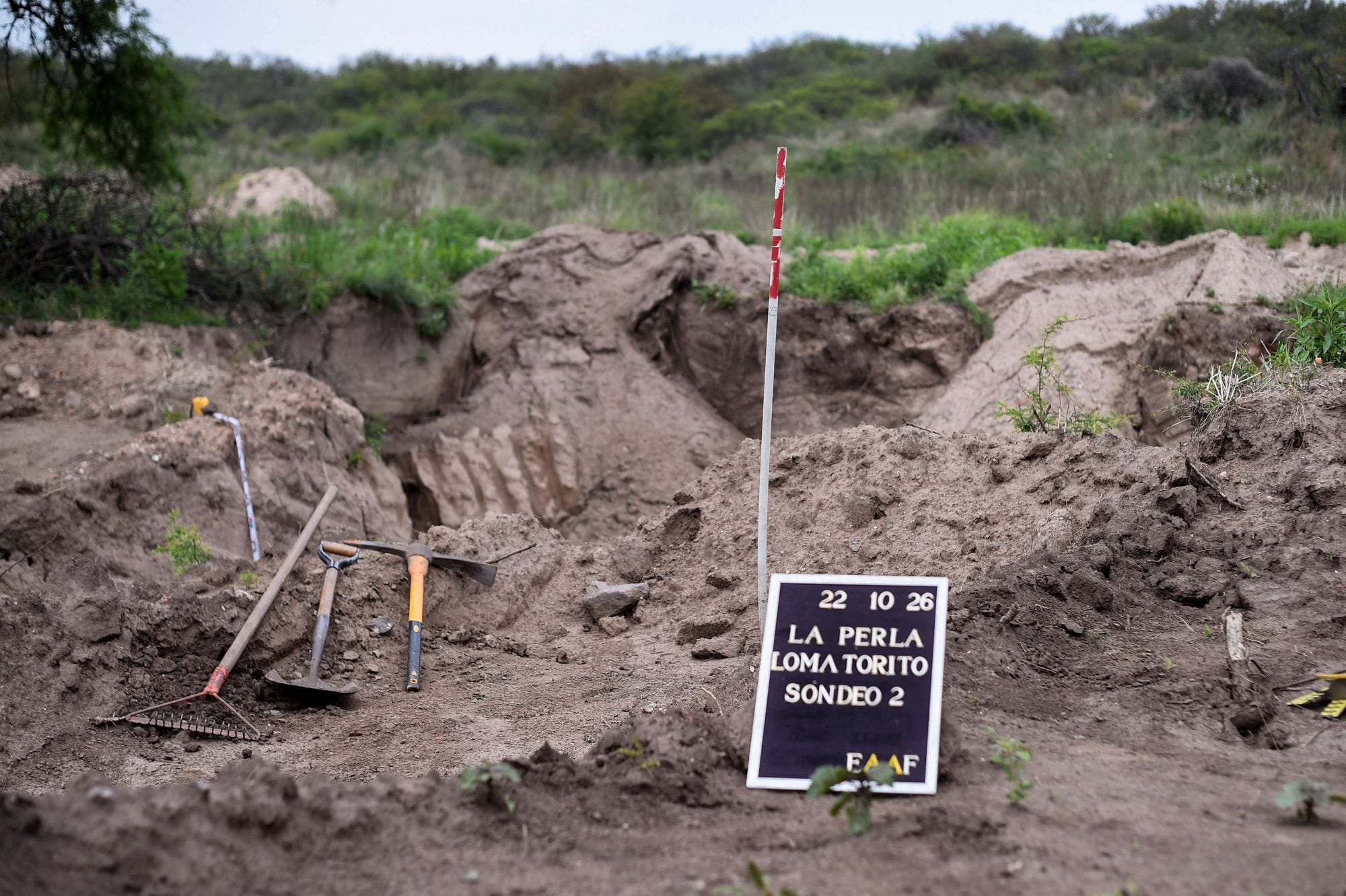 El cartel indica el lugar de excavación del Equipo Argentino de Antropología Forense