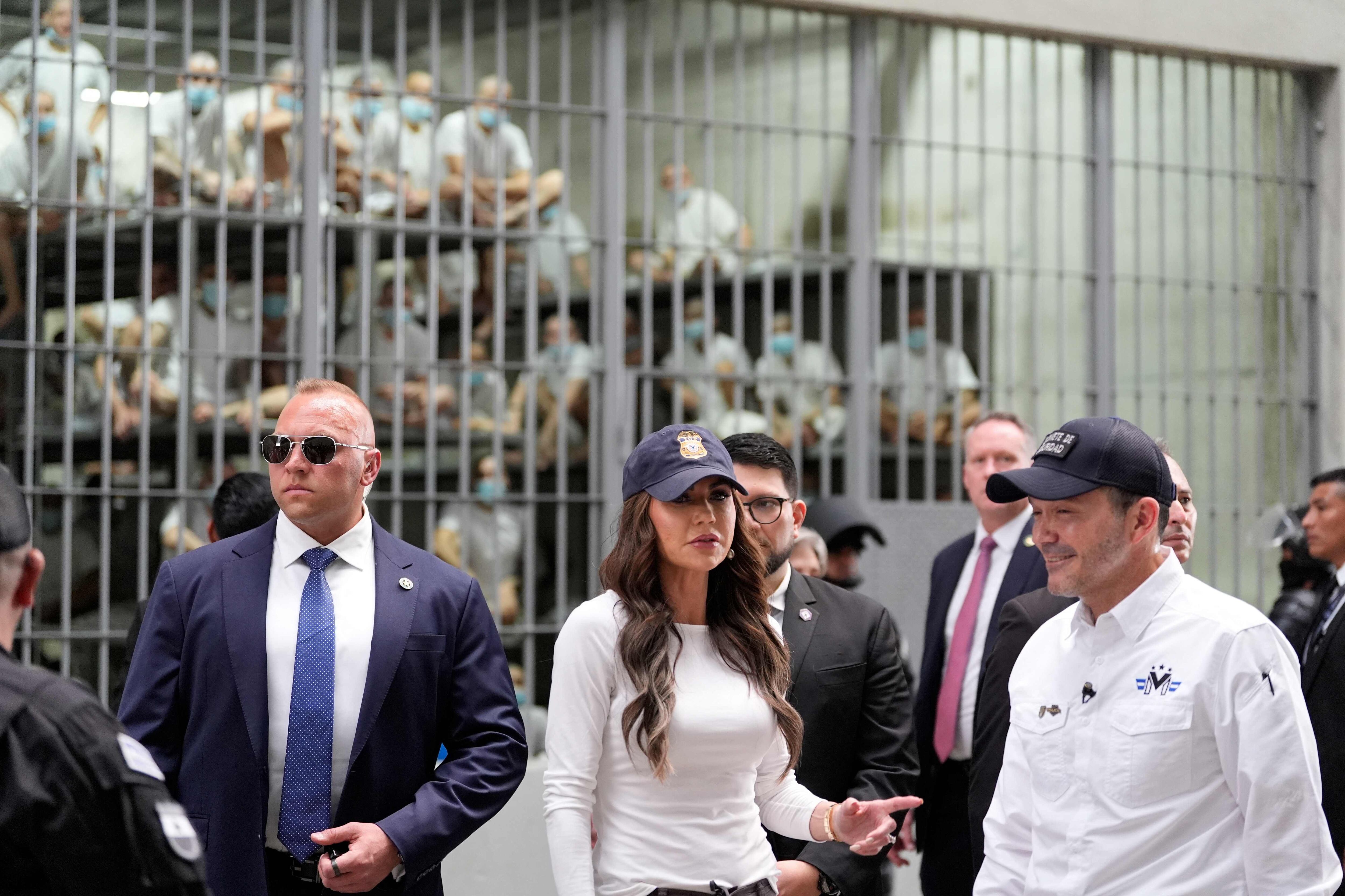 Noem aseveró que el centro de detención en El Salvador funcionaría como
