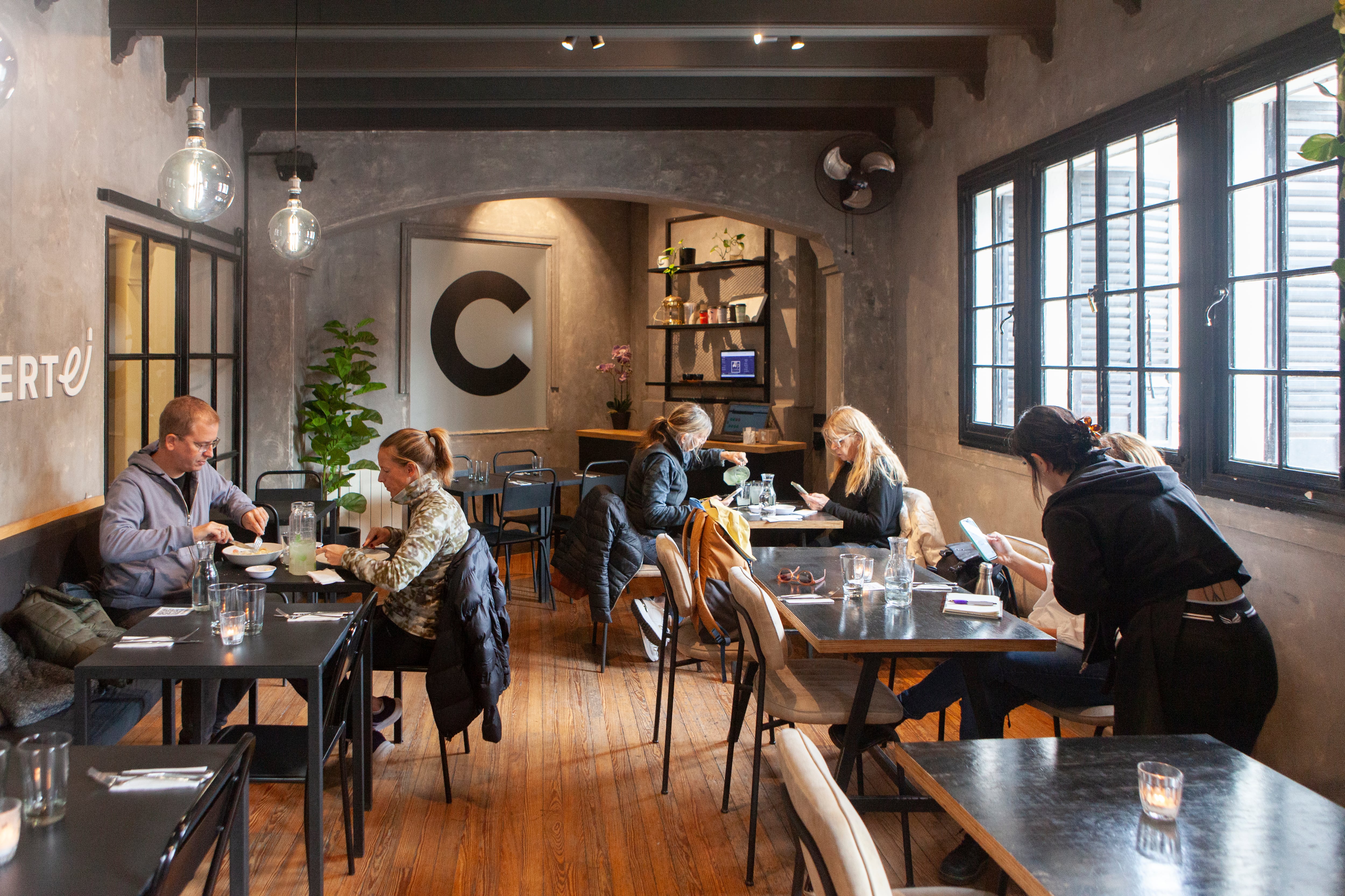 A un año de su peor tragedia: la ciudad histórica que resurgió y hoy es tendencia en gastronomía 13 El salón de Liberté está en una esquina luminosa de la ciudad