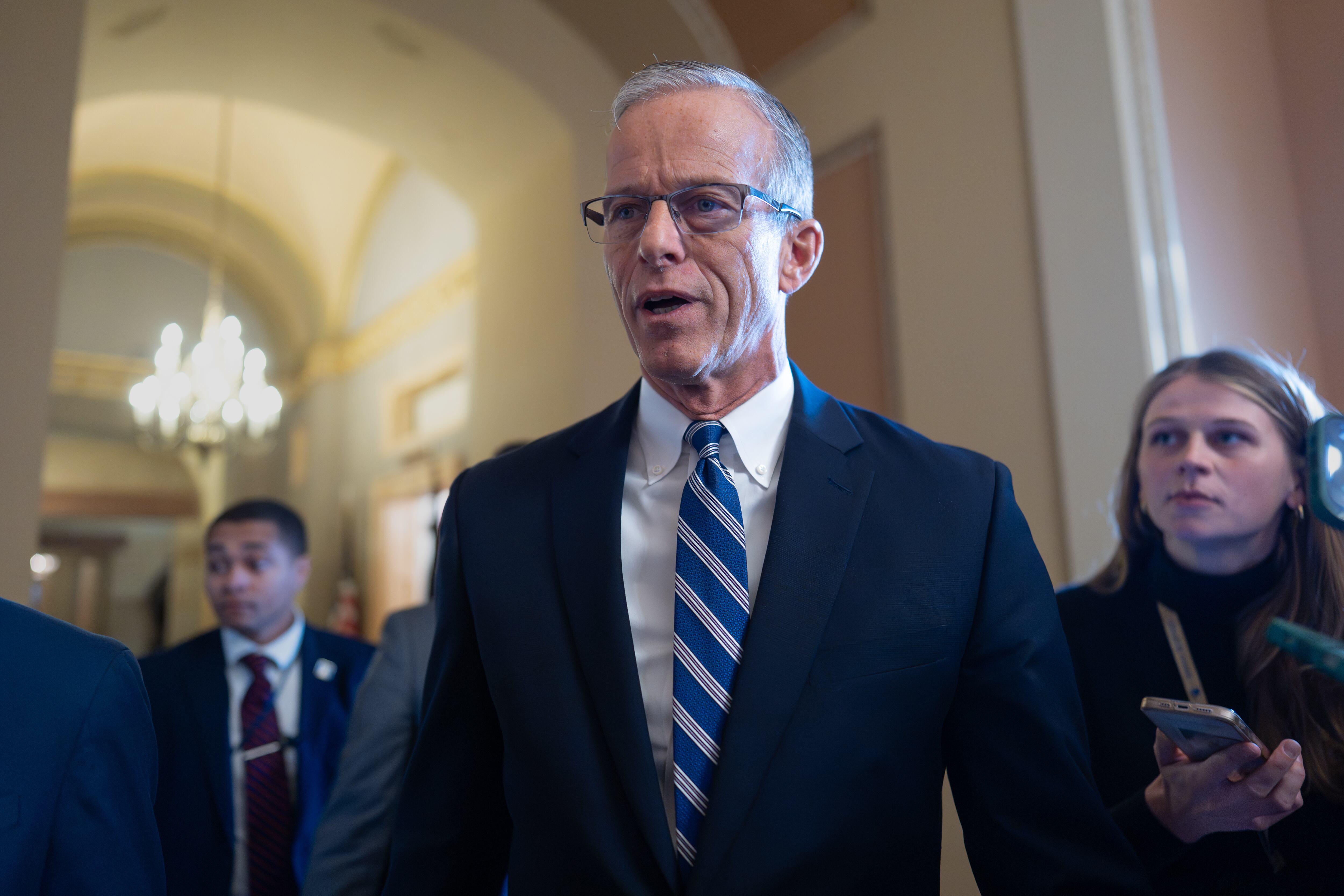 El líder de la mayoría en el Senado, el republicano John Thune, dijo estar feliz por estar llegando al final del cierre (AP Foto/J. Scott Applewhite)
