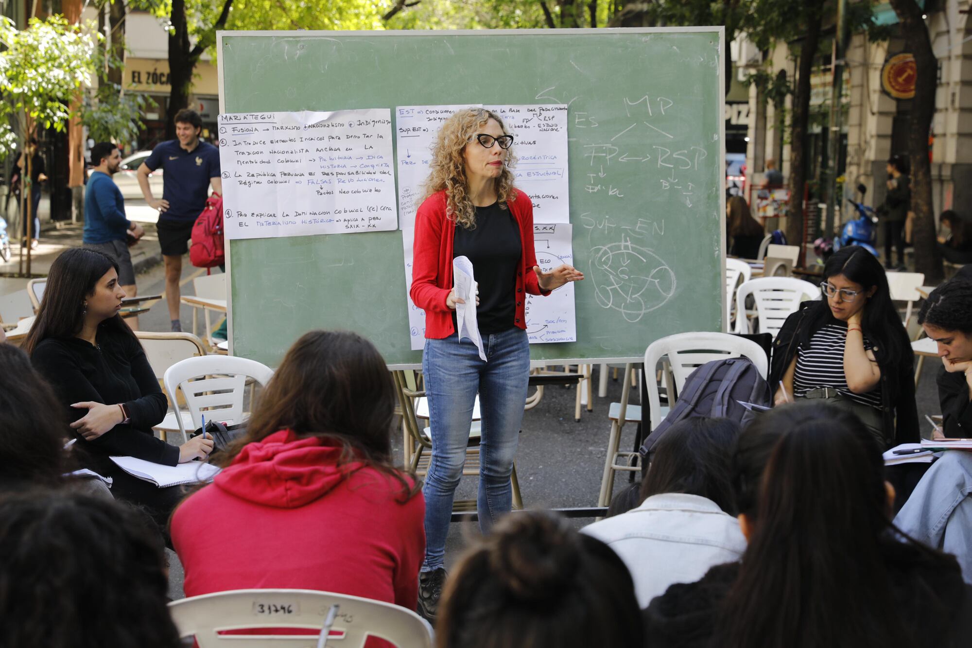 Las clases en la vía pública, que se vienen practicando de manera cada vez más organizada desde principios de la semana, también tienen complicaciones
