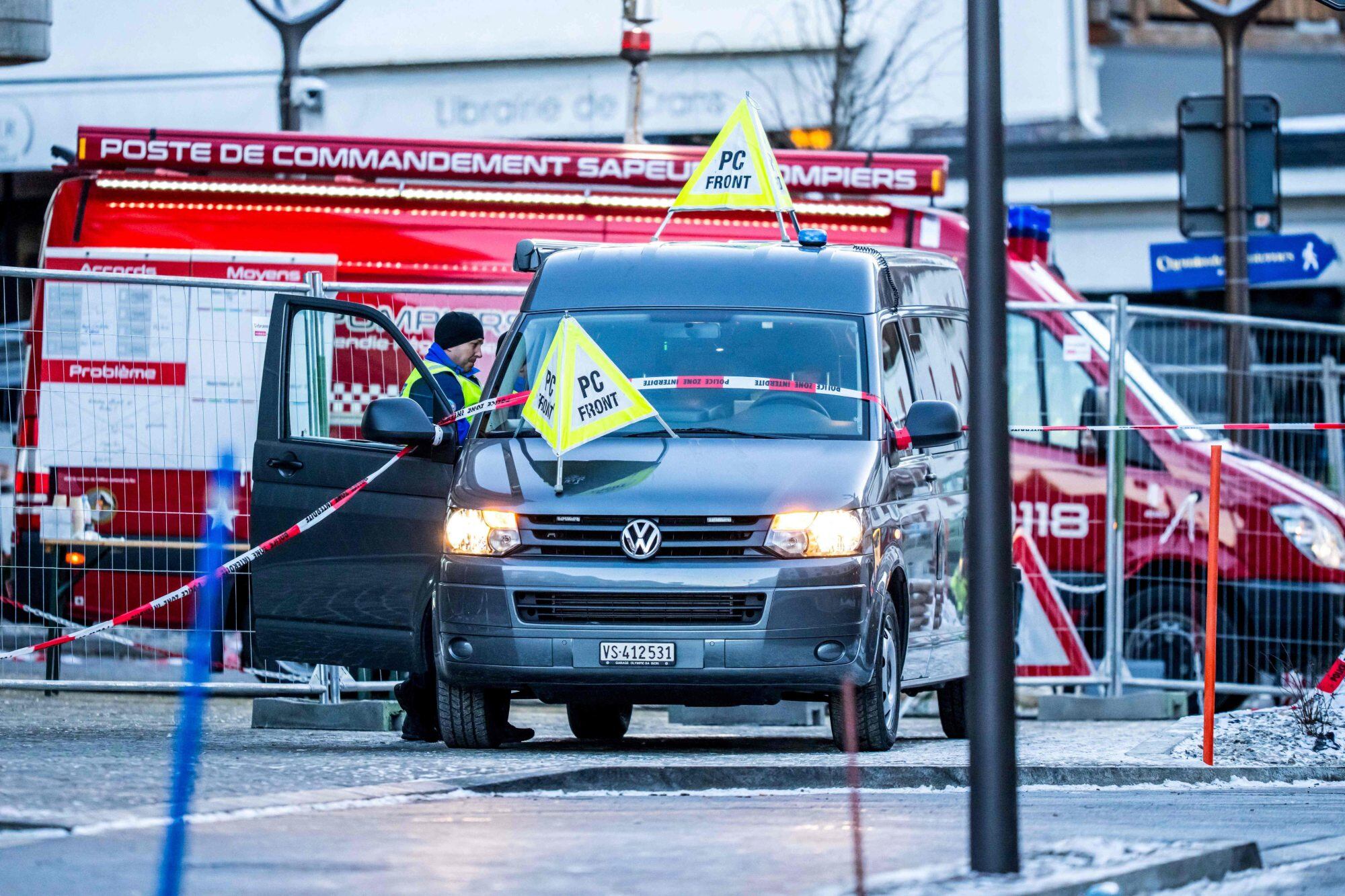 Tragedia de Año Nuevo en Suiza: qué se sabe de la investigación sobre el incendio y las víctimas en un bar de lujo 9 An ambulance is seen at the site of an explosion that ripped through a bar in Crans-Montana on January 1, 2026. Several people were killed and others injured when an explosion ripped through a bar in the luxury Alpine ski resort town of Crans Montana, Swiss police said early on January 1. (Photo by MAXIME SCHMID / AFP)