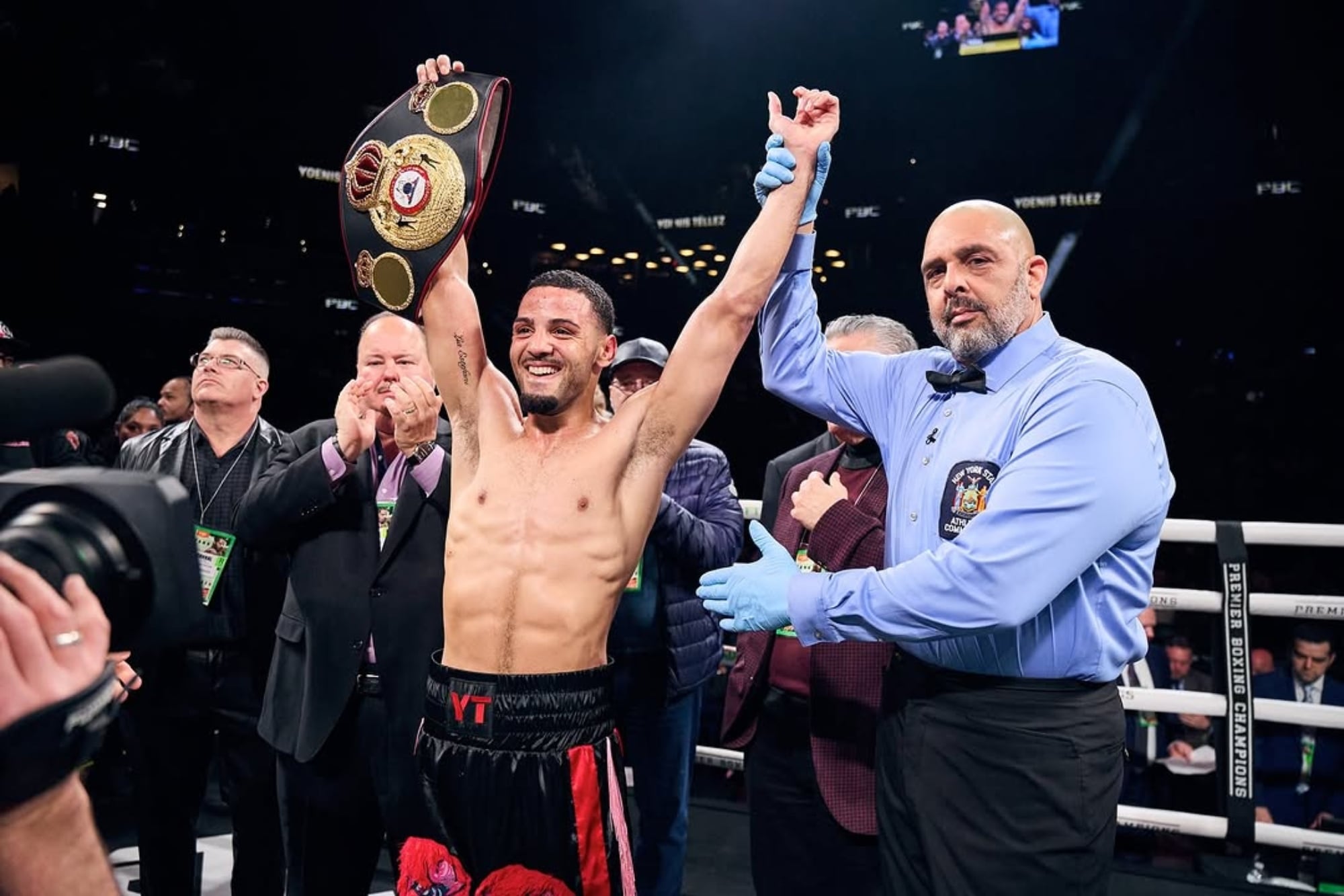 Tellez levanta el cinturón ante la atenta mirada del público