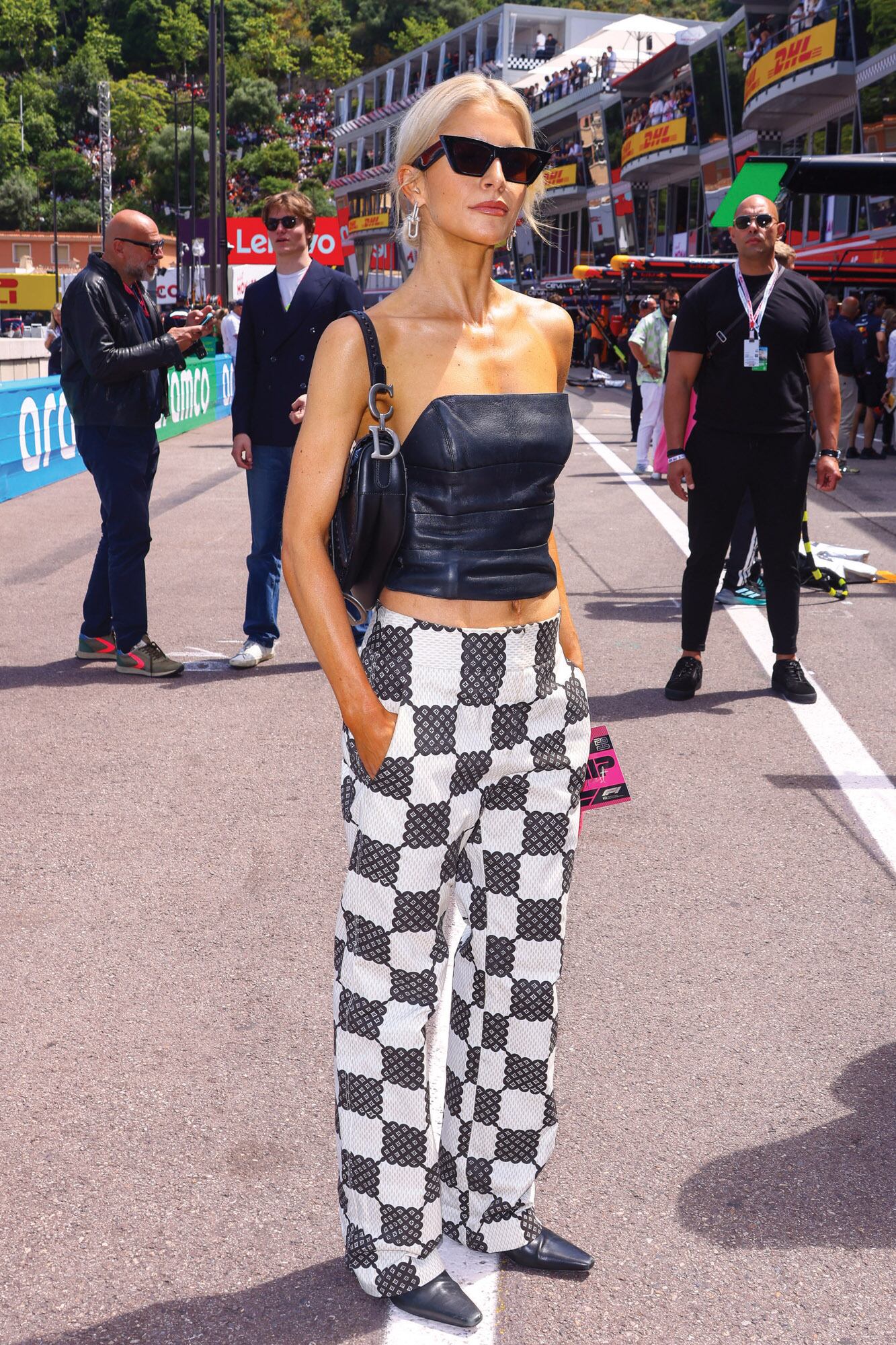 La influencer alemana Caroline Daur, con una propuesta en clave bandera B&N de F1 by Louis Vuitton.