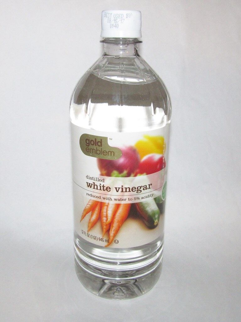 El fuerte aroma y las propiedades desinfectantes del vinagre blanco lo hacen perfecto para esta tarea