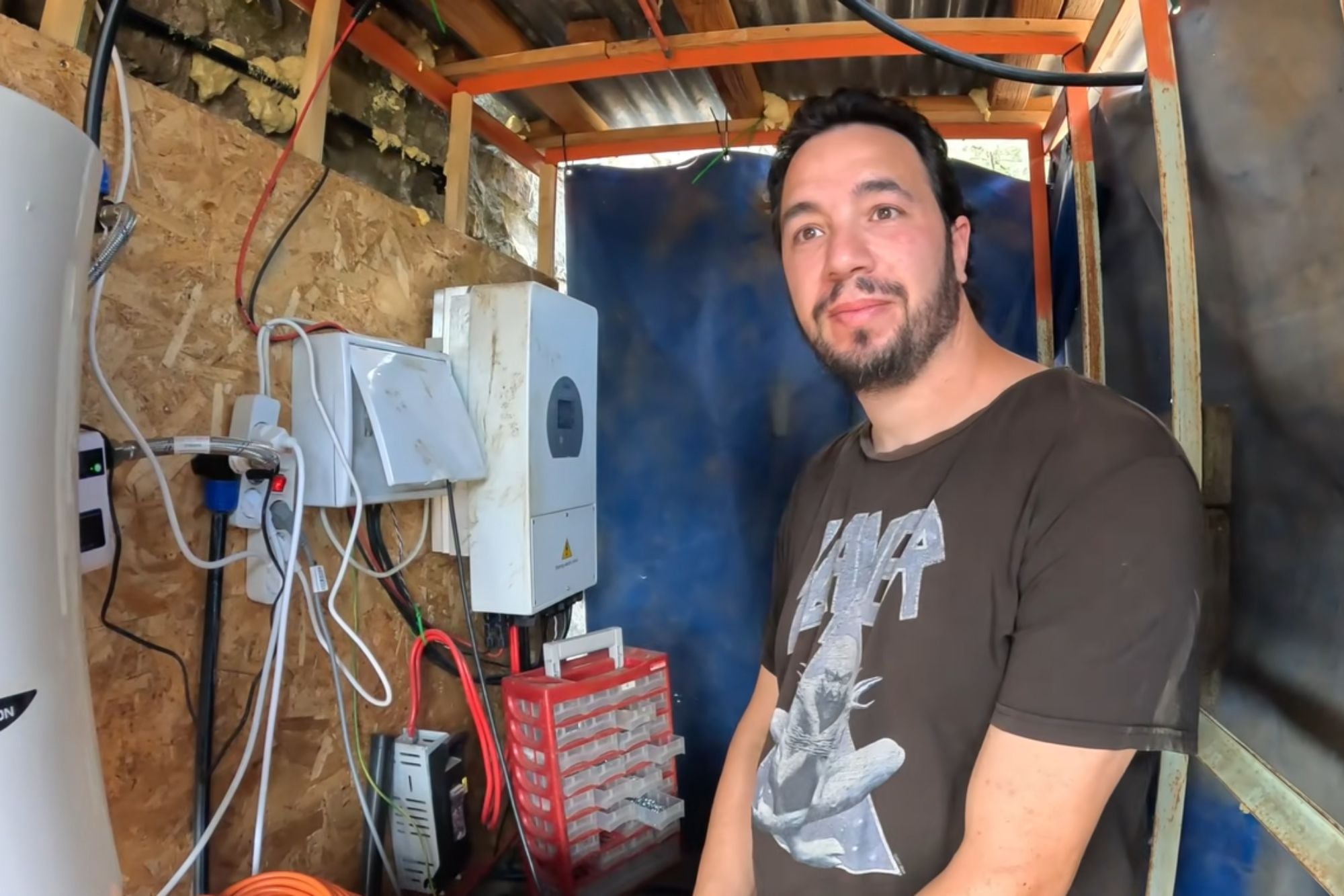 Los padres construyeron un sistema de recolección y almacenamiento de agua