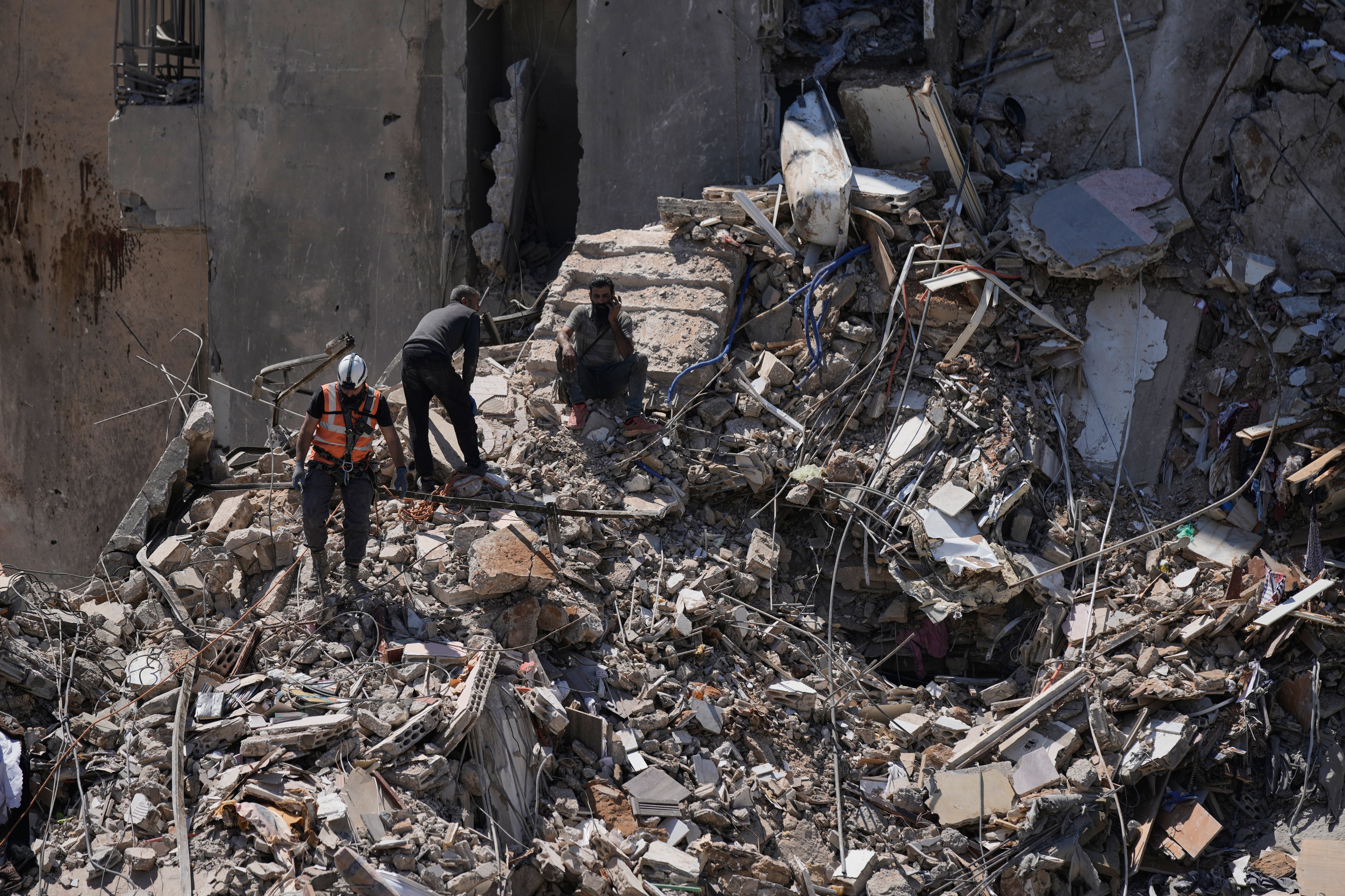 Los equipos de rescate buscan entre los escombros de un edificio que fue destruido por un ataque aéreo israelí el día anterior, en Dahiyeh, en los suburbios del sur de Beirut, Líbano, el jueves 7 de mayo de 2026. (Foto AP/Bilal Hussein)