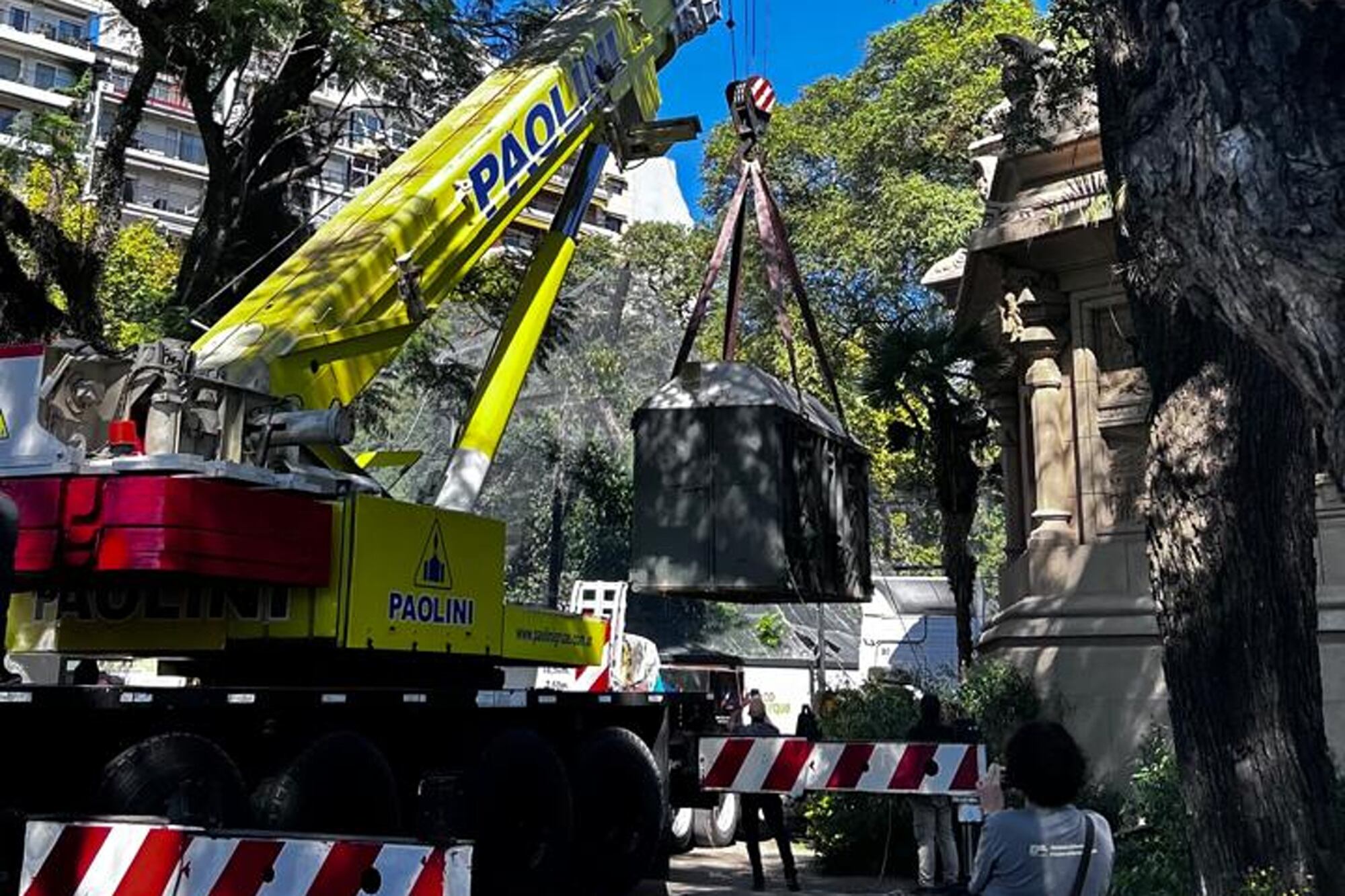 Así subían al camión la caja en la que viaja Pupy