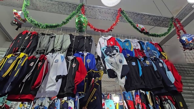 La Policía de la Ciudad secuestró más de 13.000 prendas de vestir y 250 pares de zapatillas de contrabando en una galería del barrio de Once