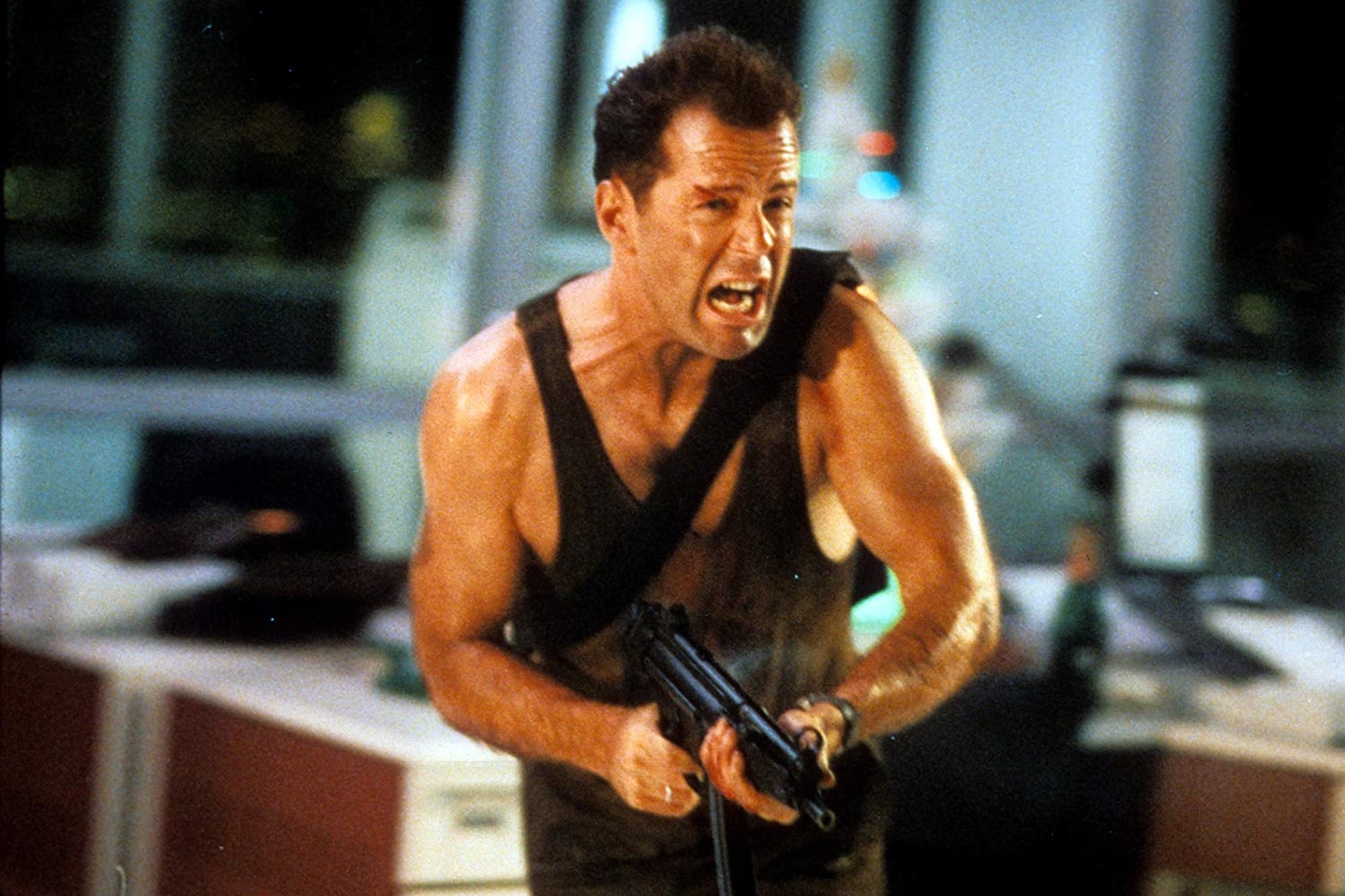 El guionista Steven E. De Souza y Willis, que fueron improvisando a medida que se filmaba, trabajaron a McClane como a un tipo común atrapado en un pandemonio y esa es la primera diferencia respecto del cine de acción de la época