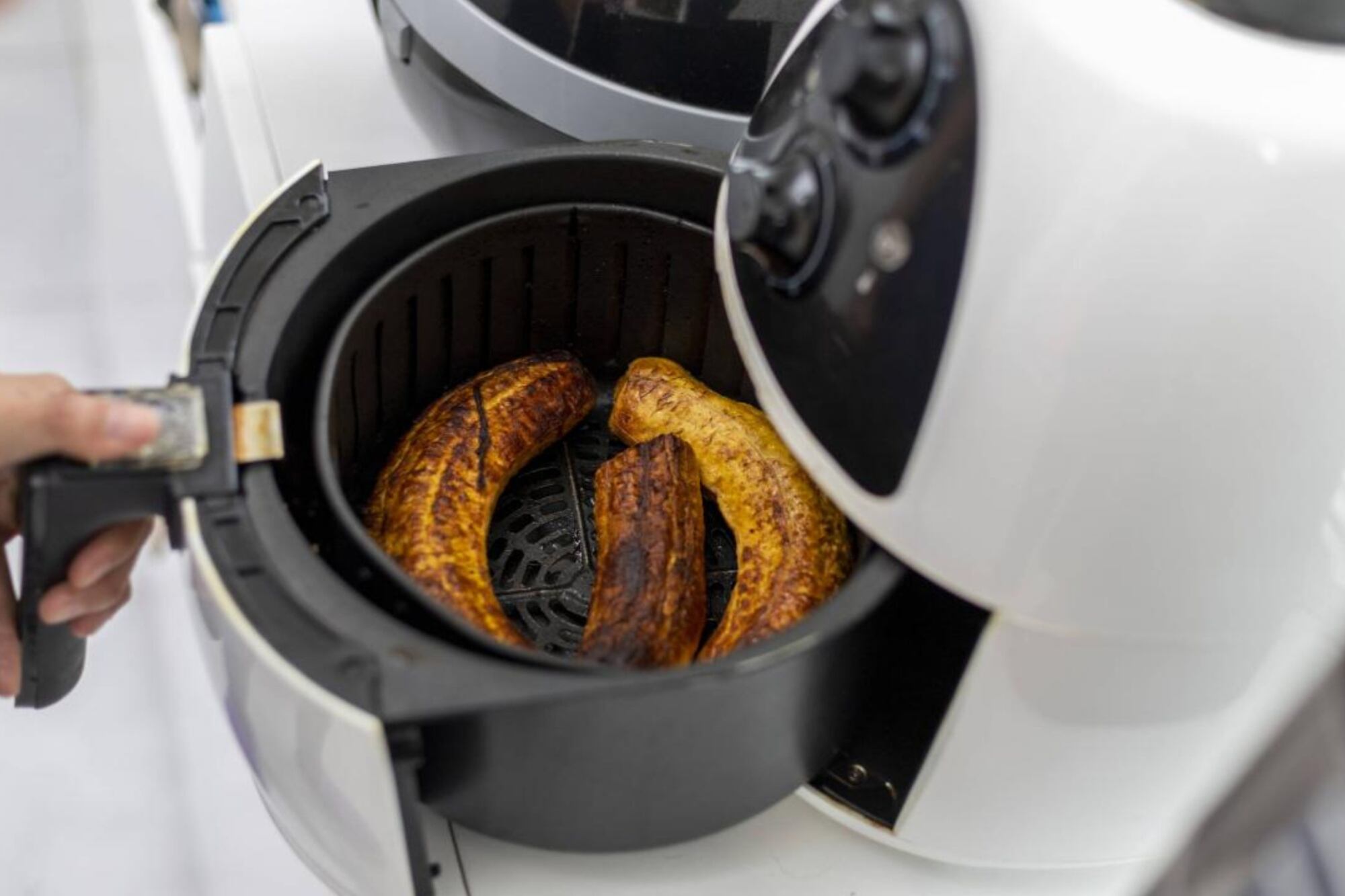 La freidora de aire se ha vuelto un objeto esencial en las cocinas de los hogares, ya que también sirve como horno (Foto: IStock)