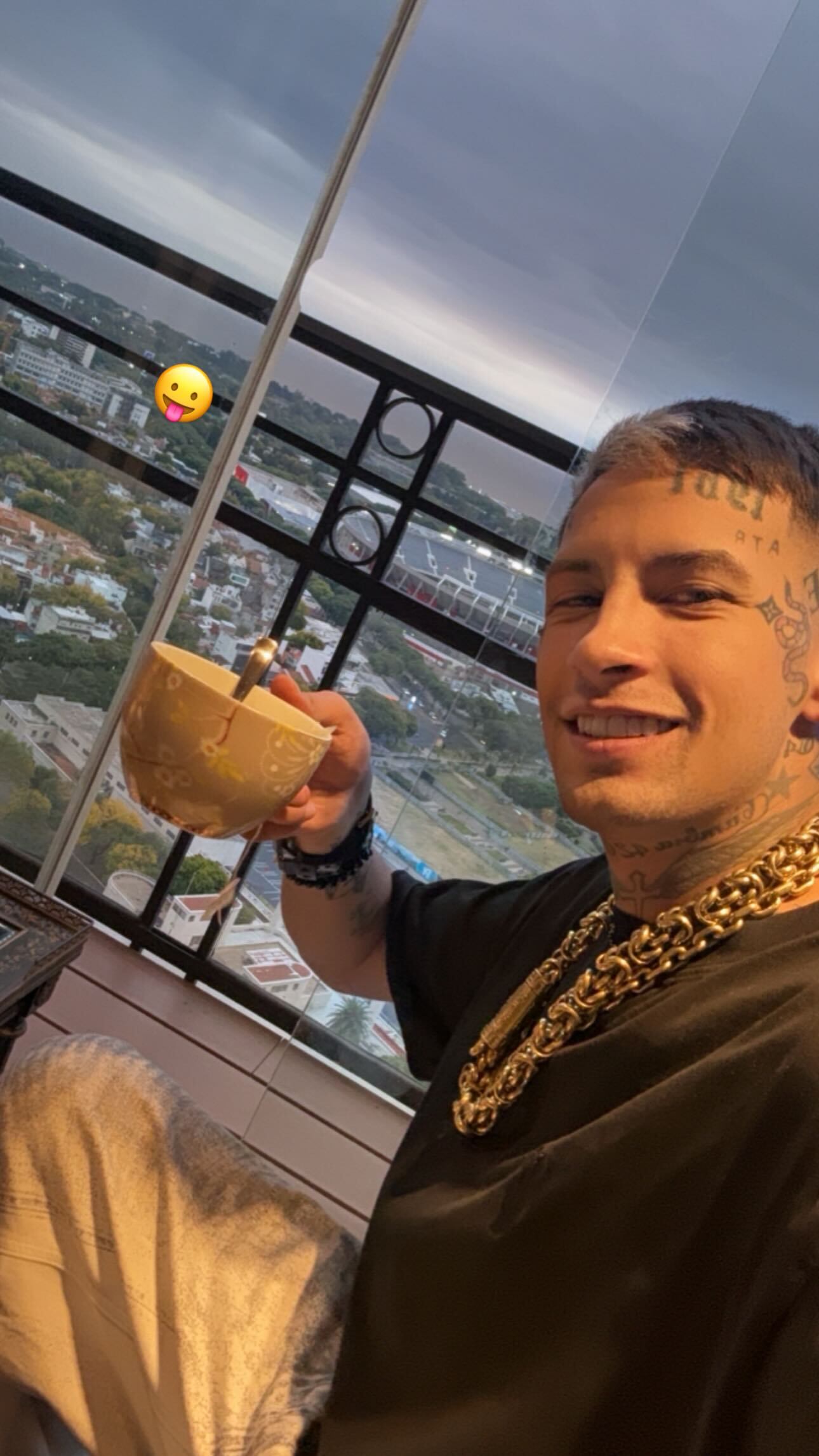 L-Gante se mostró contento en el piso del Hotel Chateau Libertador, donde vive Wanda Nara (Foto: Instagram @lgante_keloke)