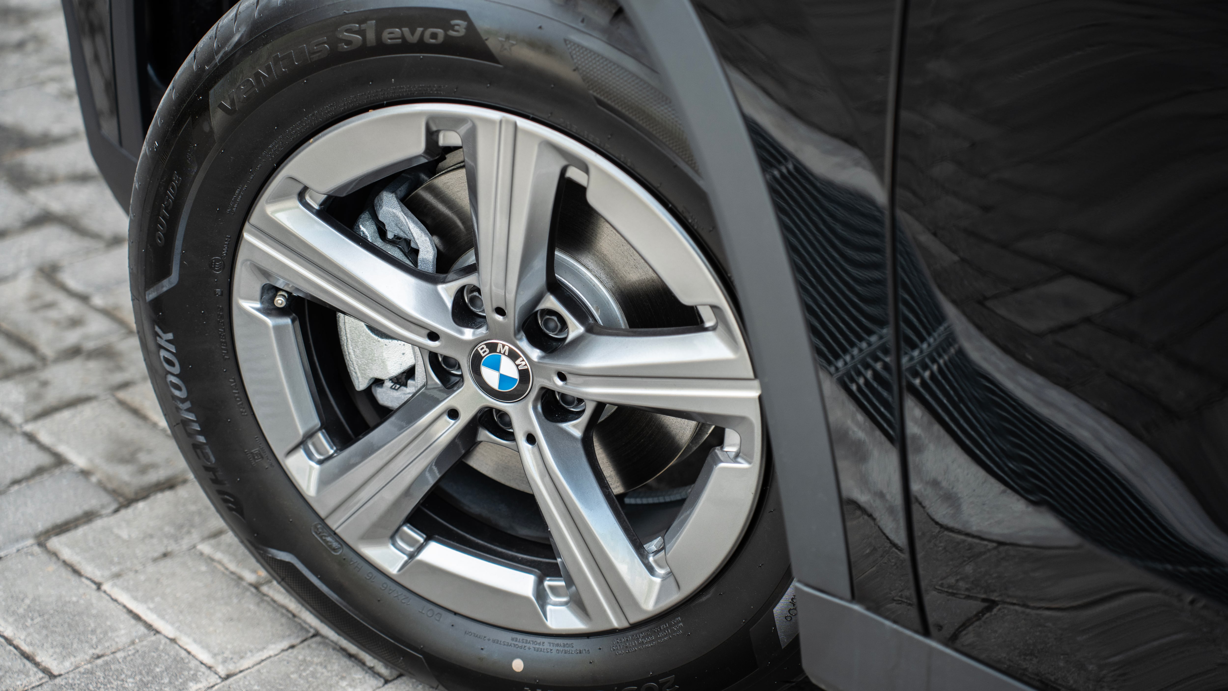 Las llantas son de aleación de 17″ con diseño de radios en estrella