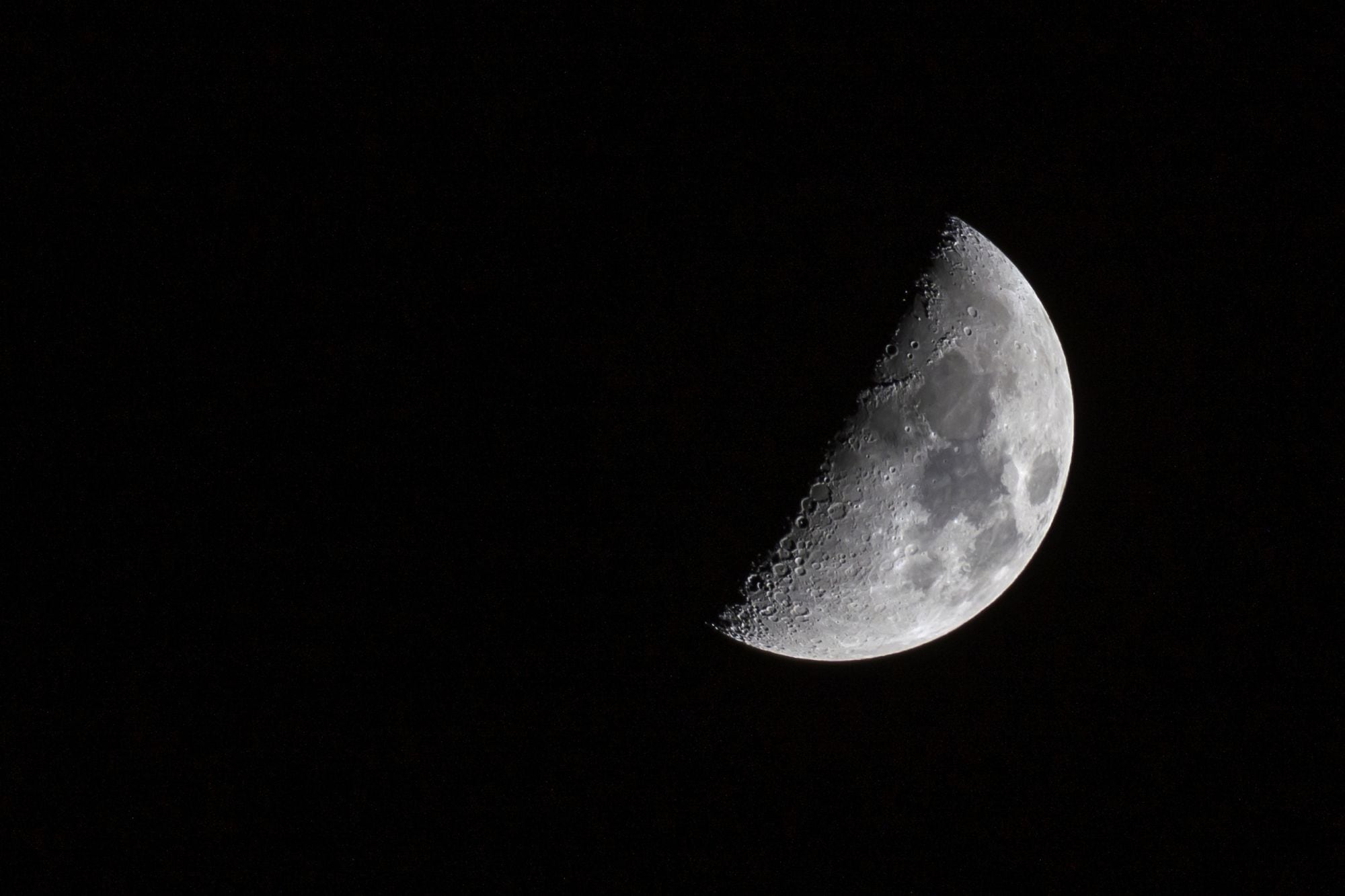 Aseguran que el lado oscuro de la Luna esconde seres de otro mundo