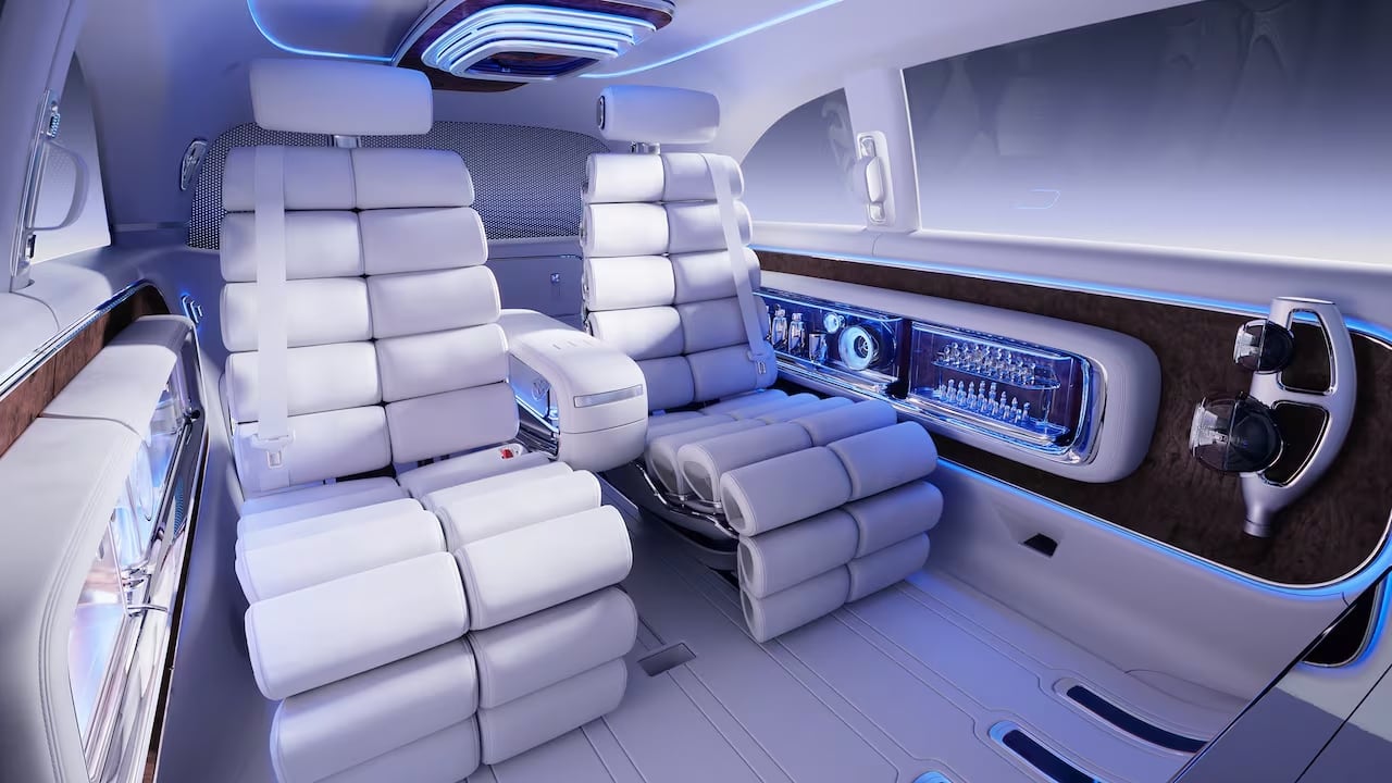 El auto de lujo que tiene una pantalla de cine de 65″, siete proyectores y compartimentos ocultos 8 Los asientos totalmente reclinables del Mercedes Benz Vision V