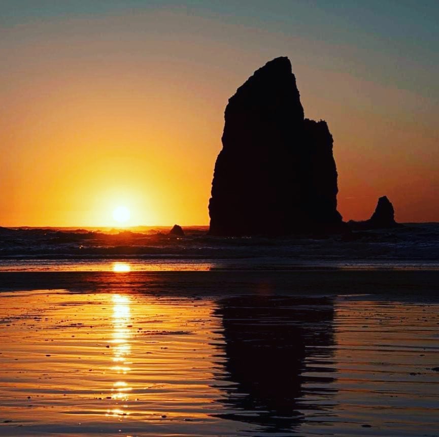 Cannon Beach cuenta con el Haystack Rock, una formación rocosa impresionante que se lleva miles de fotografías (Instagram/@univisionpdx)