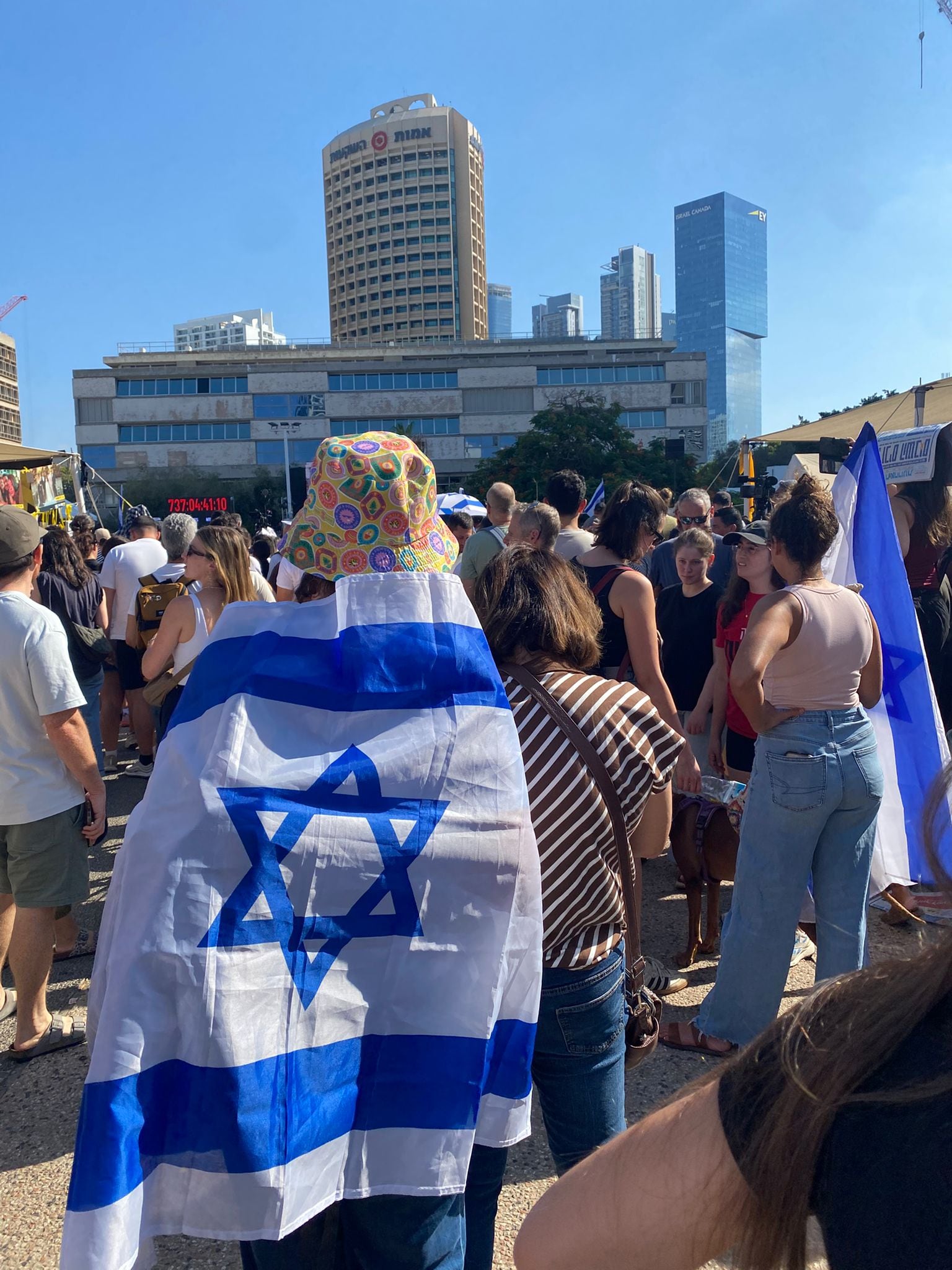 A pleno sol, los manifestantes israelíes se reunieron en la Plaza de los rehenes