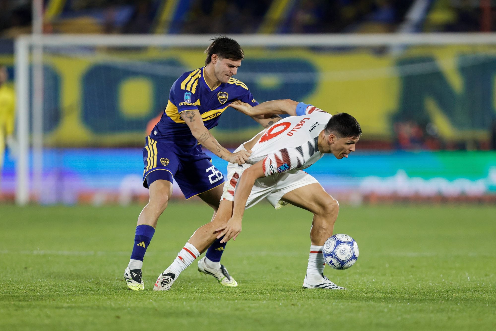 Marco Pellegrino marca a Guido Carrillo, que la aguanta