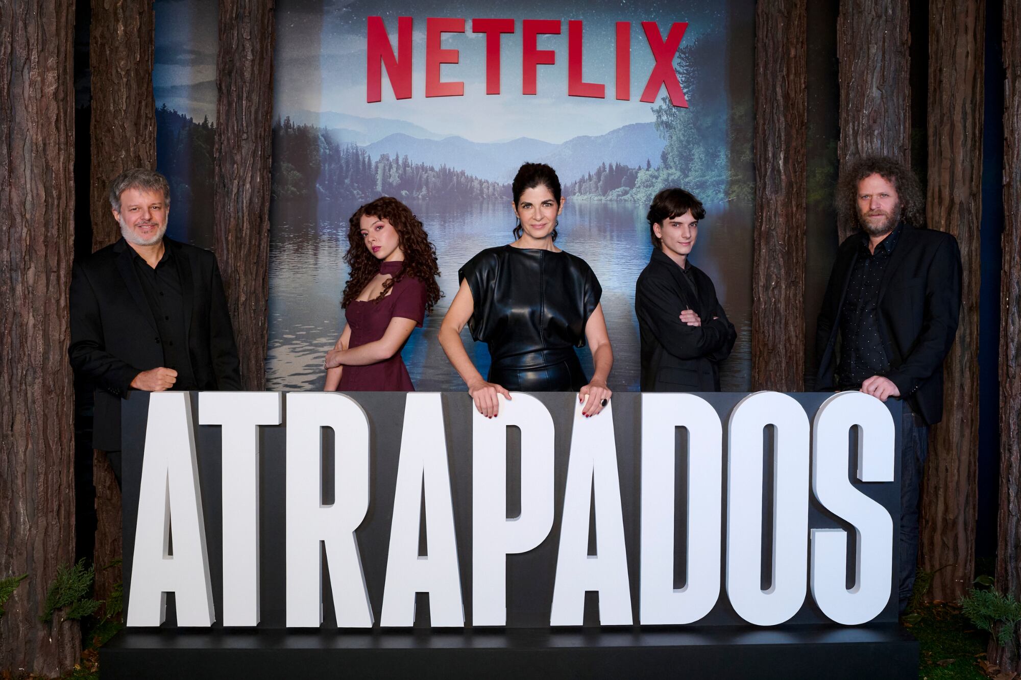 Atrapados tiene un elenco encabezado por Soledad Villamil, Juan Minujín, Matías Recalt, Carmela Rivero, Alberto Ammann, Mike Amigorena y Fernán Mirás y está dirigida por Miguel Cohan y Hernán Goldfrid