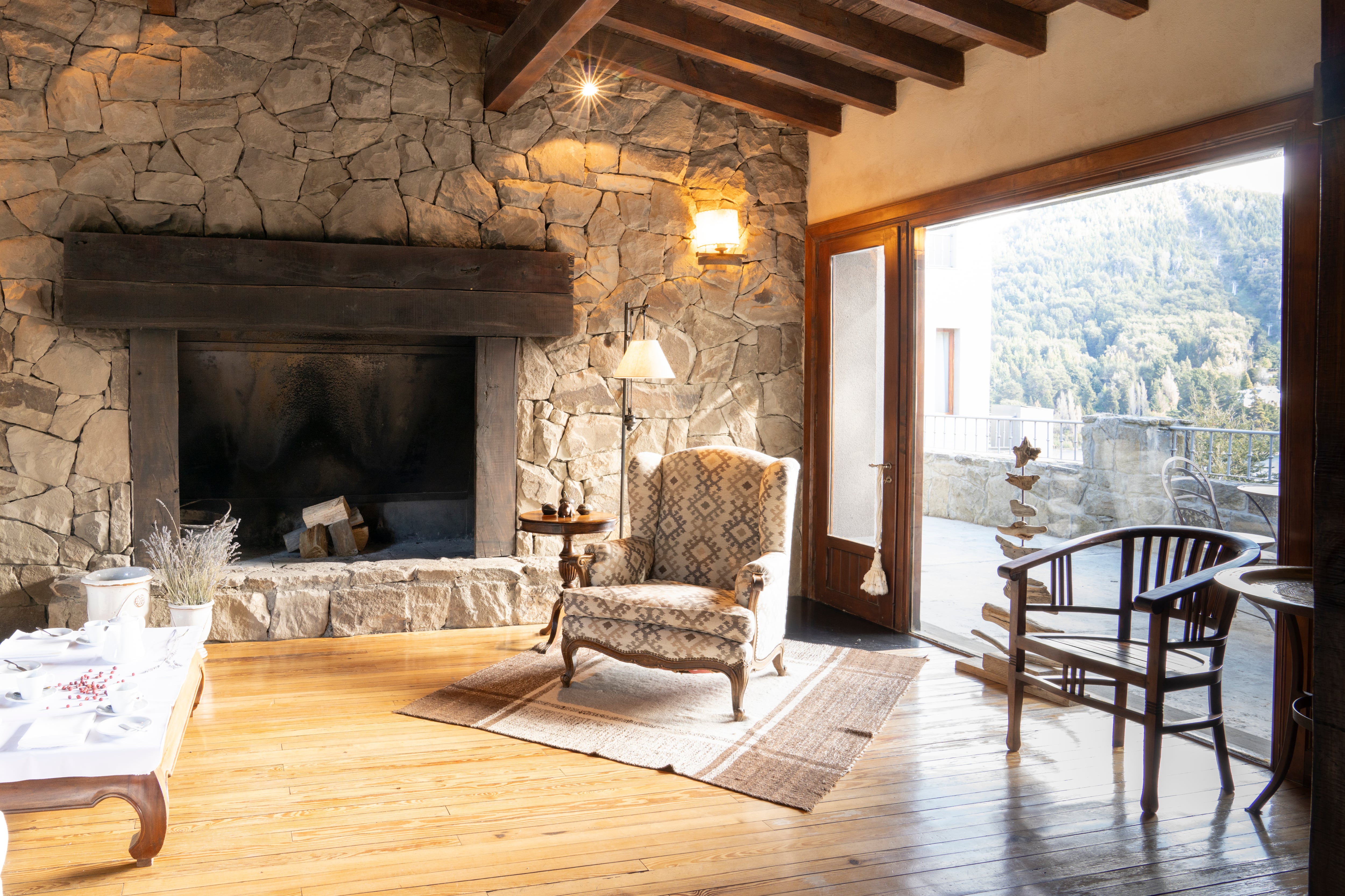 El diseño fusiona distintas texturas: piedra, madera, cemento alisado y amplios ventanales con soberbias vistas