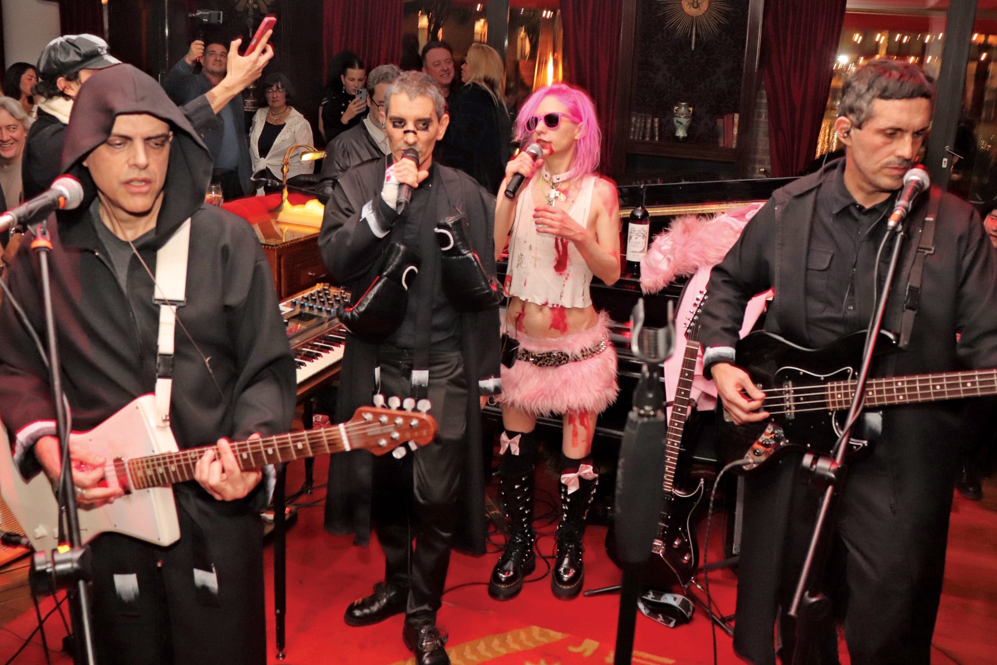 Con cabellera fucsia, borcegos altos y minifalda de plumas, con su banda de amigos: a la izquierda, en primer plano, Salvet, con la
guitarra; Miguel Larreta, en teclados y sintetizadores; y Faustino Moneta, en el bajo. Cada uno de los integrantes de Fantasy Order tiene su propia trayectoria: Larreta, por ejemplo, fue miembro de las bandas WOM y ZO; Moneta integra el proyecto TATATAKE; y Salvet es solista y cantautor