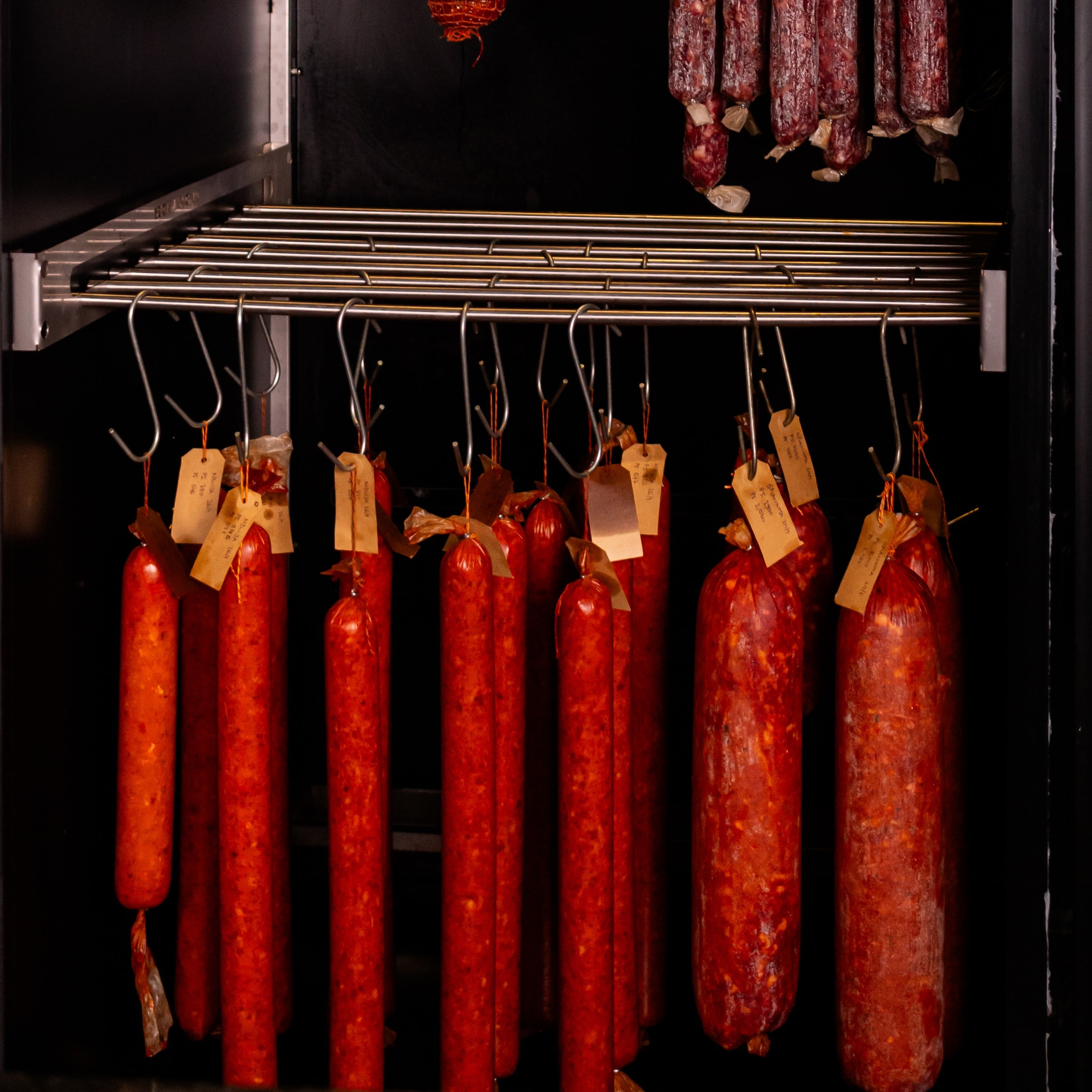 Dónde conseguir embutidos y quesos de primera en Buenos Aires 20 Hierro Bodegón utiliza curaciones lentas para sus productos