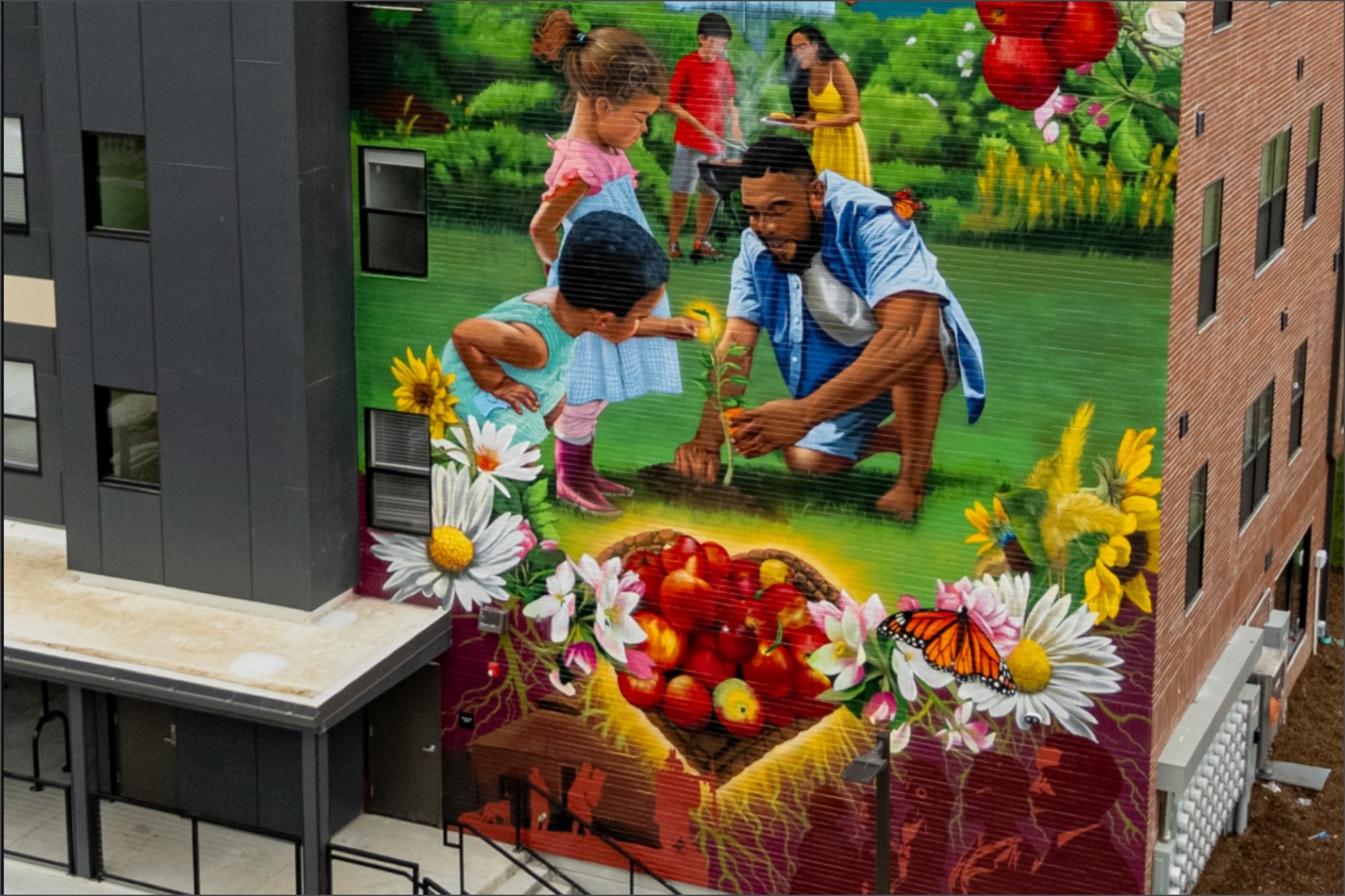 Los murales del dúo de inmigrantes se caracterizan por colores vibrantes y temáticas que aluden a su identidad como migrantes en EE.UU.
