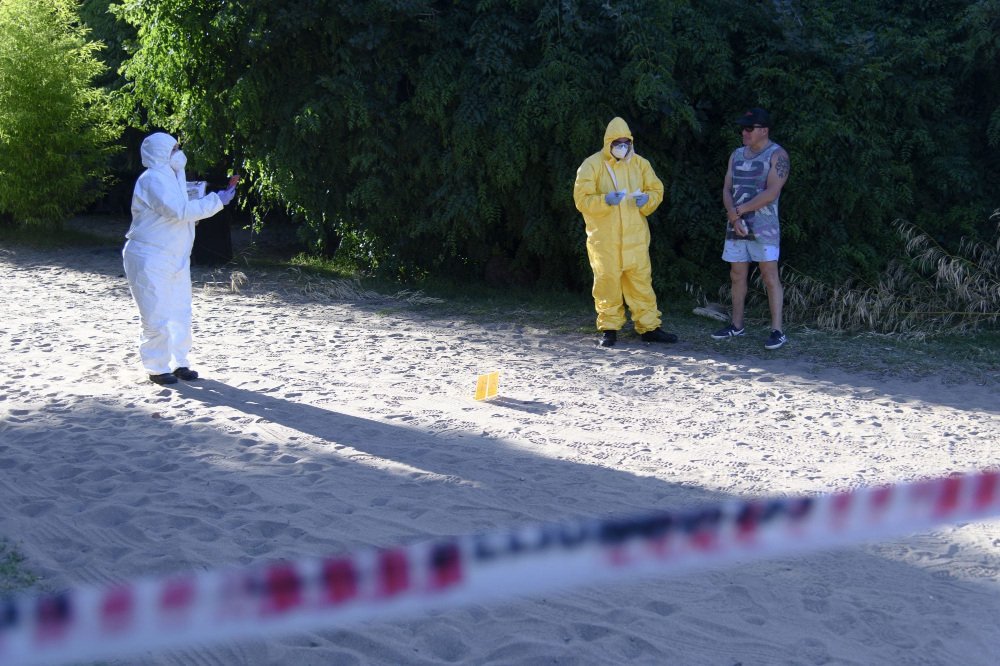 Un homicidio se produjo esta tarde en Ostende , y las primeras pericias y averiguaciones indican que un padre mató a su hijo de un disparo luego de una discusión