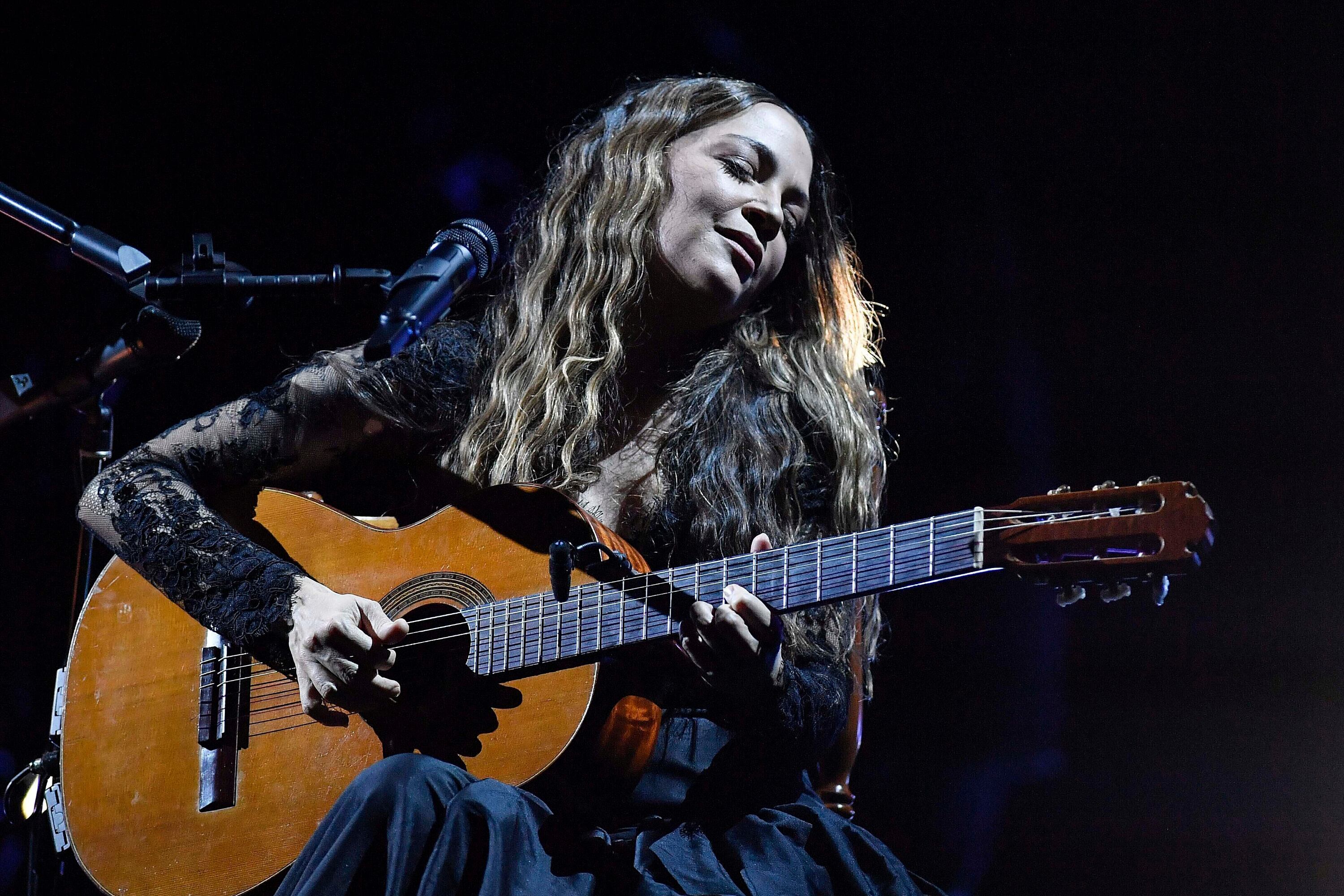 ARCHIVO - La cantante mexicana Natalia Lafourcade se presenta en la Concha Acústica de Bello Monte en Caracas, Venezuela, el 22 de agosto de 2023. (Foto AP/Matias Delacroix, archivo)