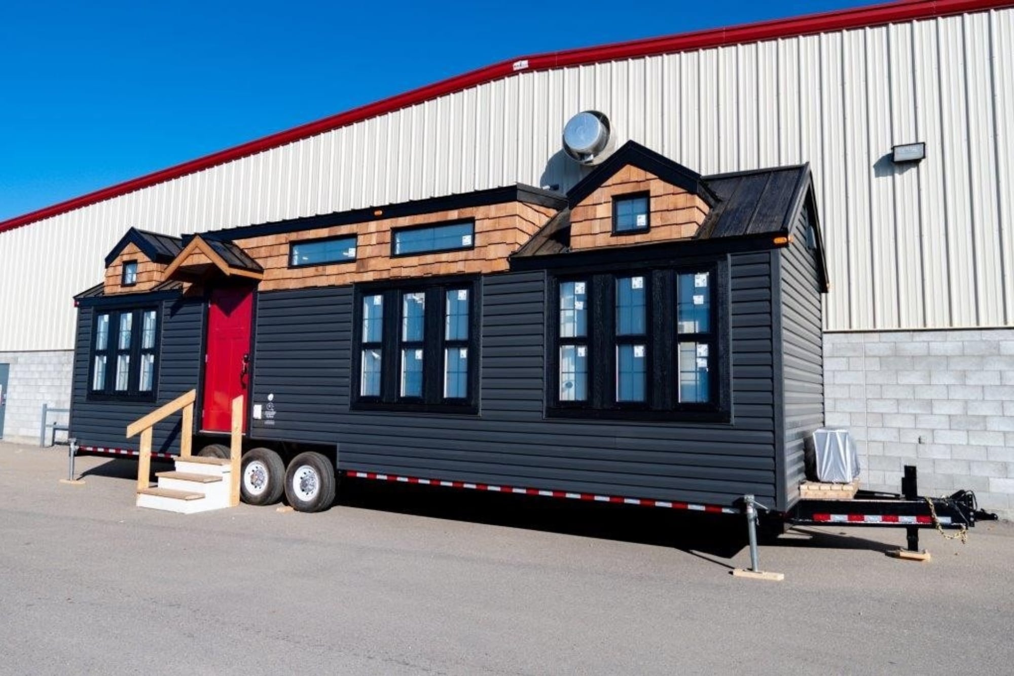La tiny house prefabricada de 35 m² que se vende en USA e incluye sala, cocina equipada y una tina en el baño