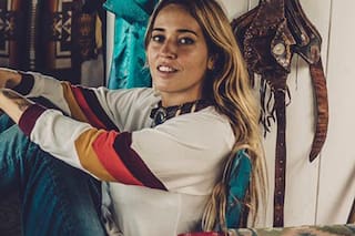 Sin lugar donde vivir: transformó un bus escolar en un hogar con vista al mar