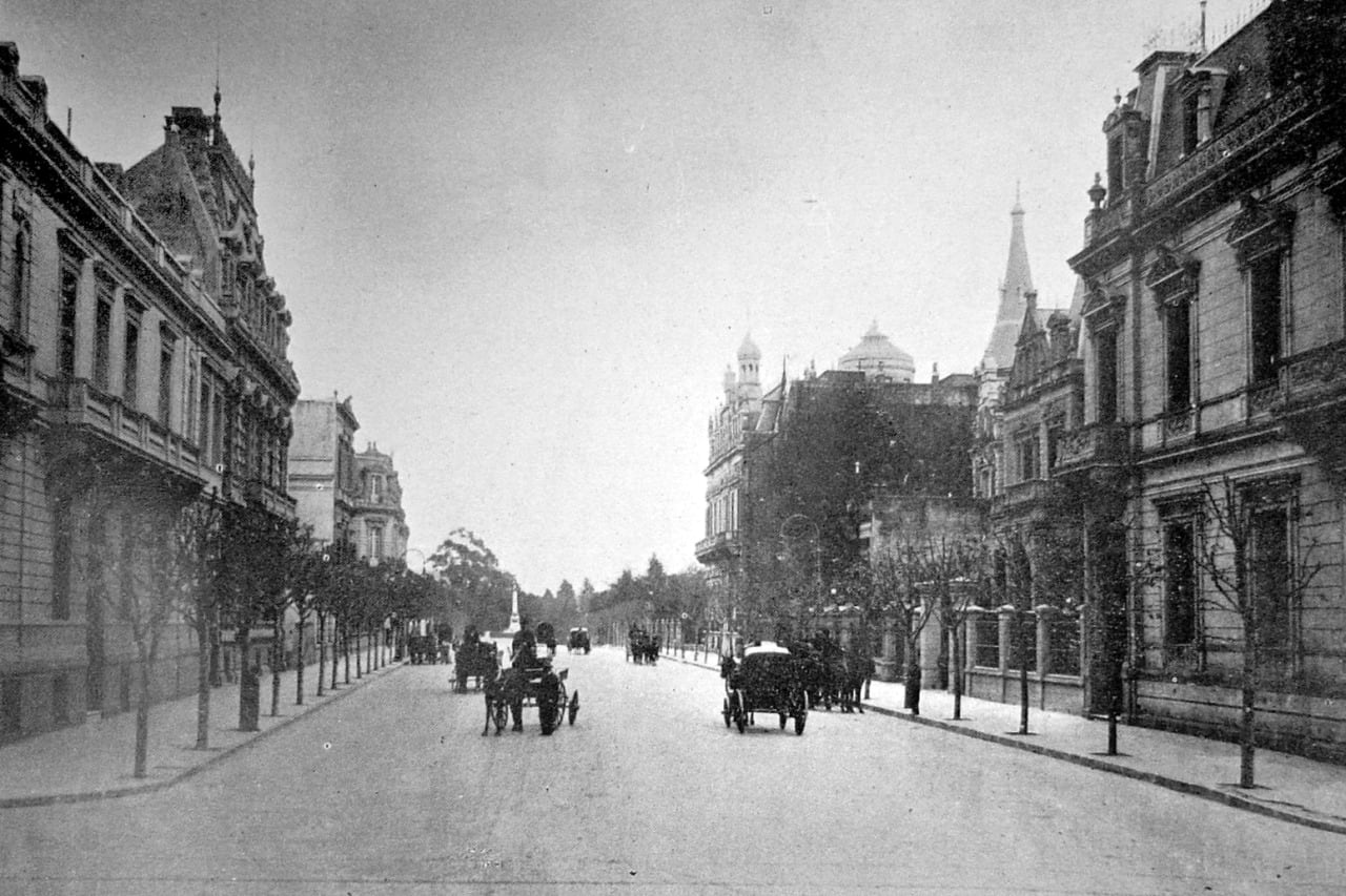 Av. Alvear desde Callao hacia el Paseo de la Recoleta.