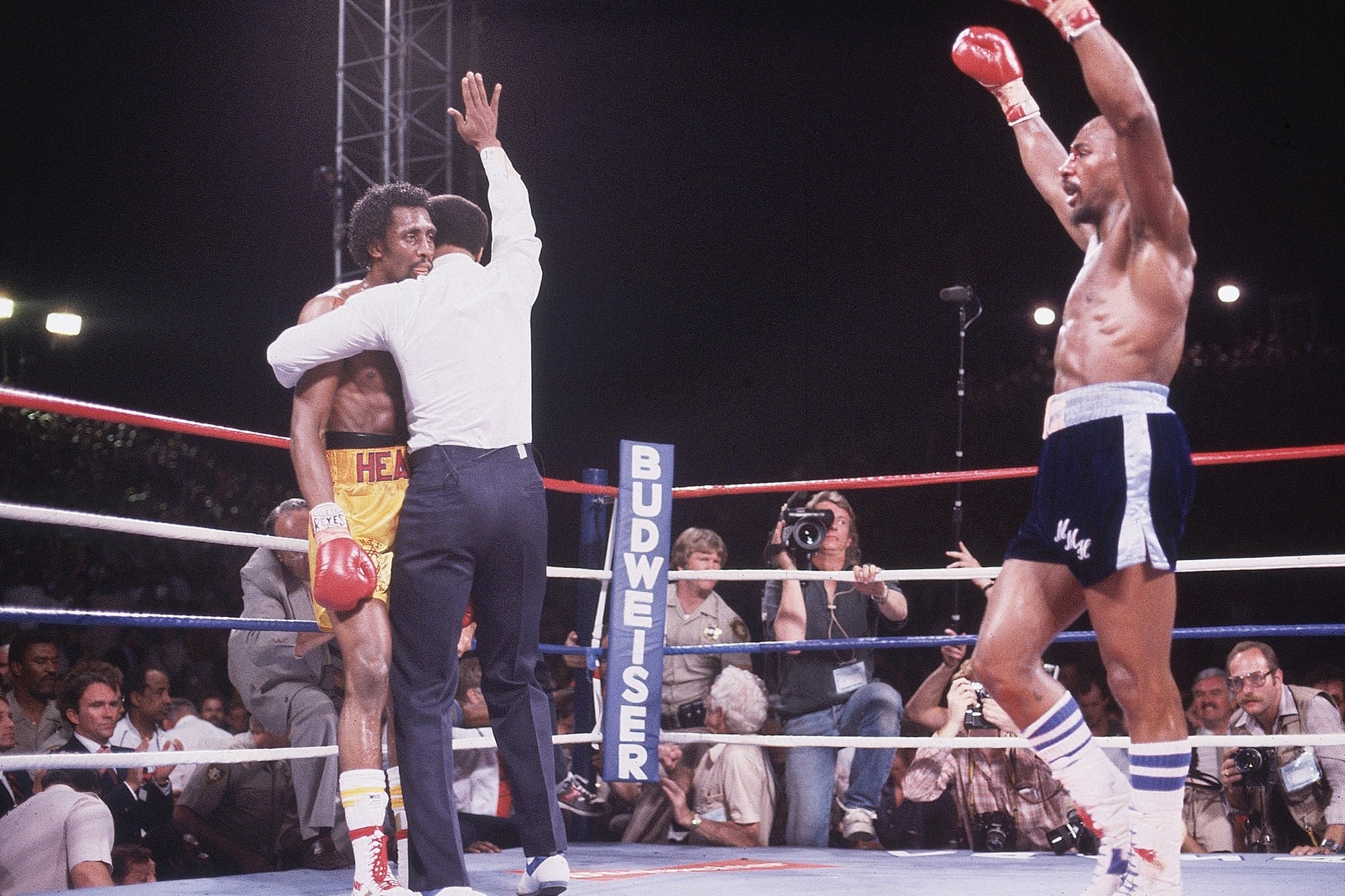 Hagler festeja, Hearns apenas puede estar de pie, sostenido por el referí Steele