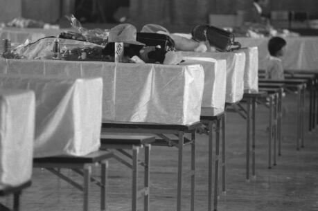 Algunos de los cuerpos recuperados tras el accidente fueron llevados a un gimnasio en Fujioka, Japón (Getty Images)