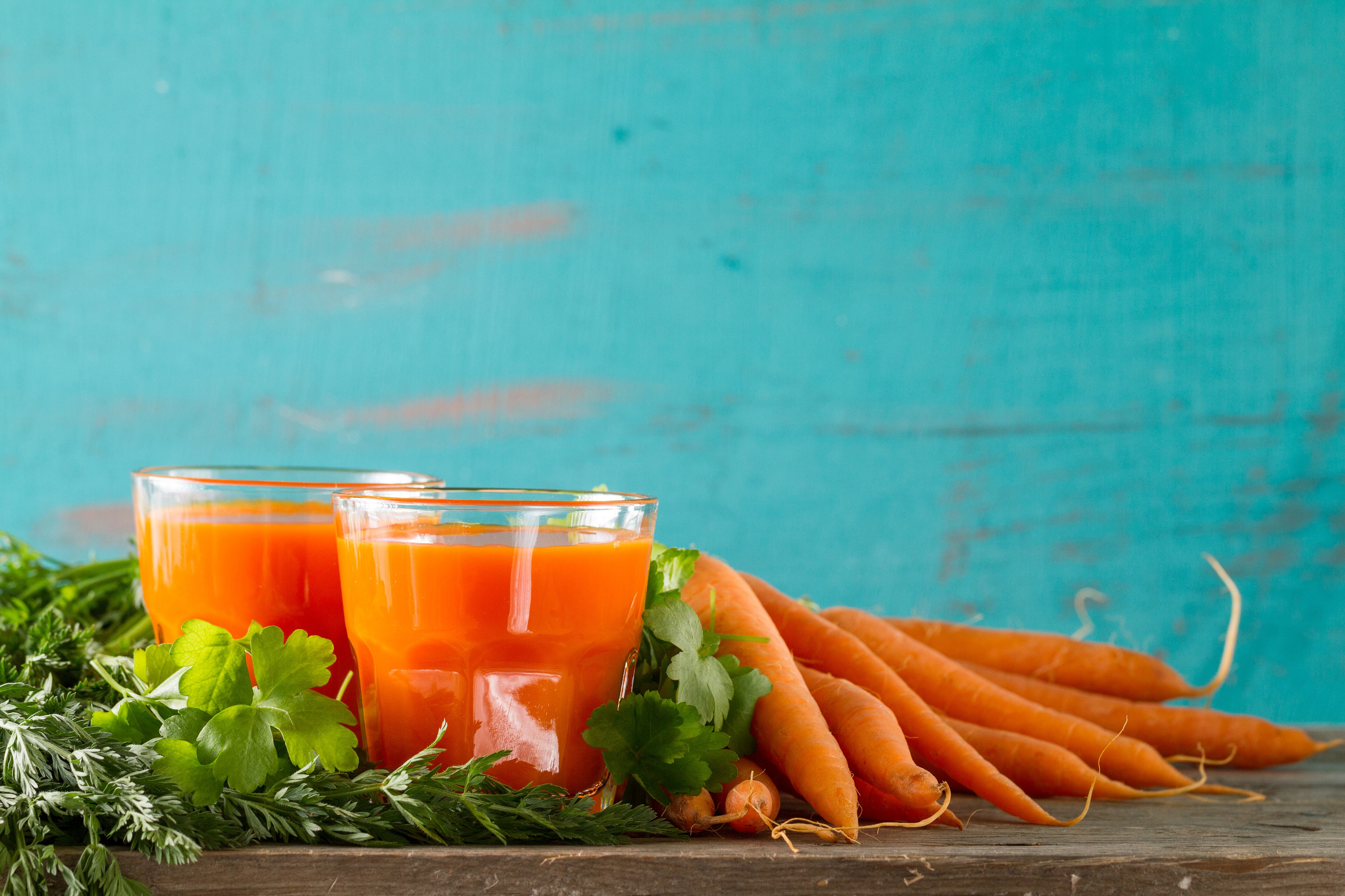 Se recomienda consumir medio vaso de jugo de naranja por día