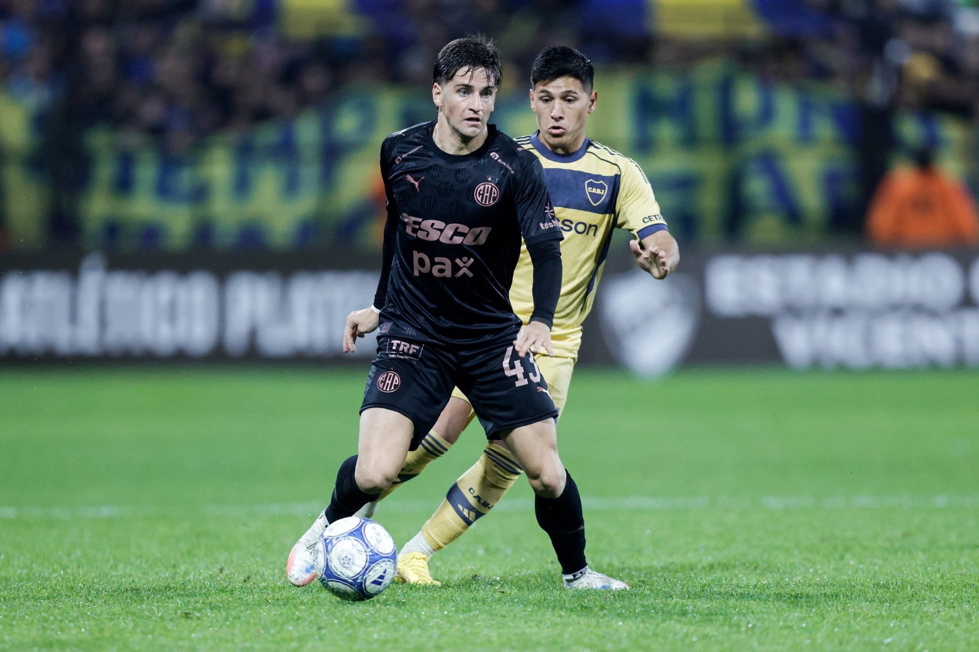 Retamar maniobra con la pelota ante la marca de Lozano