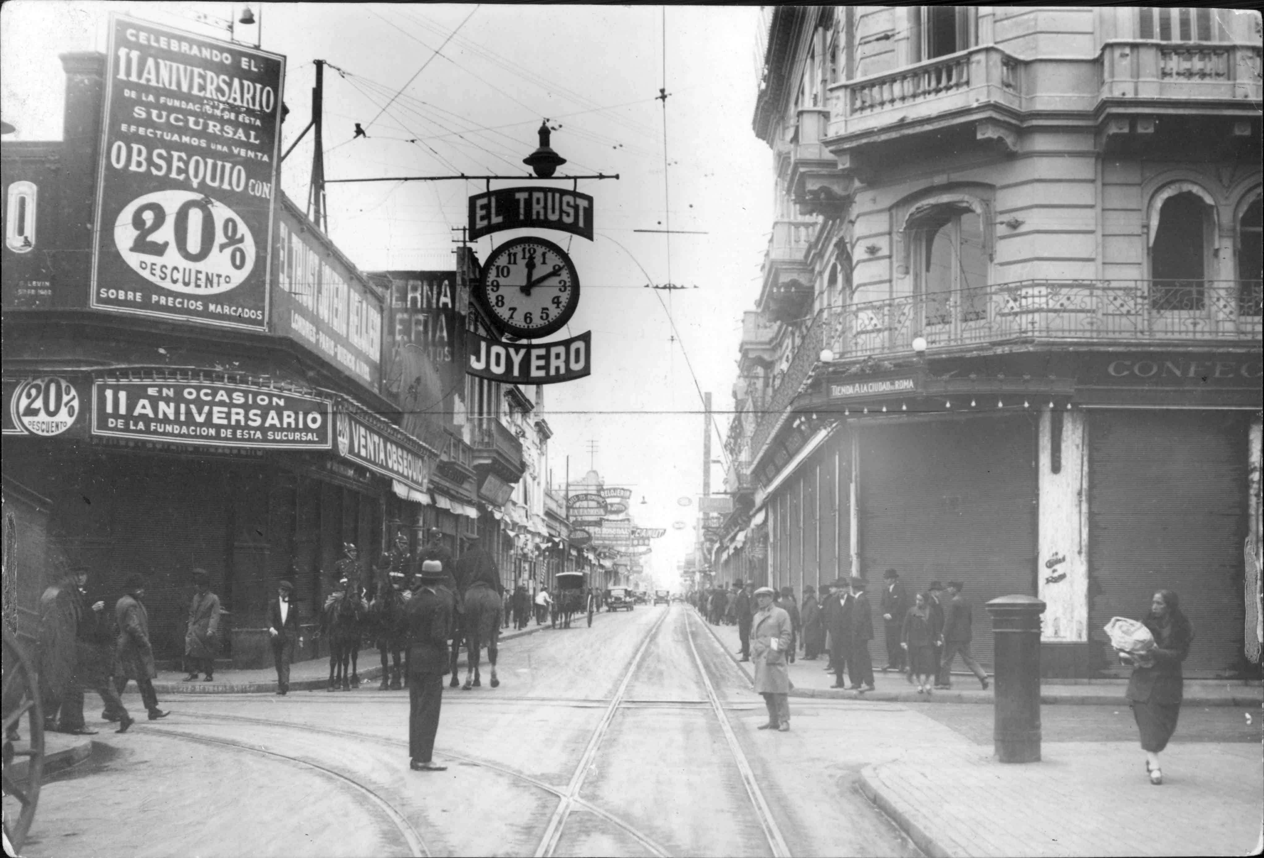 Calle San Martín y San Juan, Rosario (1928). Foto de Joaquín Chiavazza para Caras y Caretas.