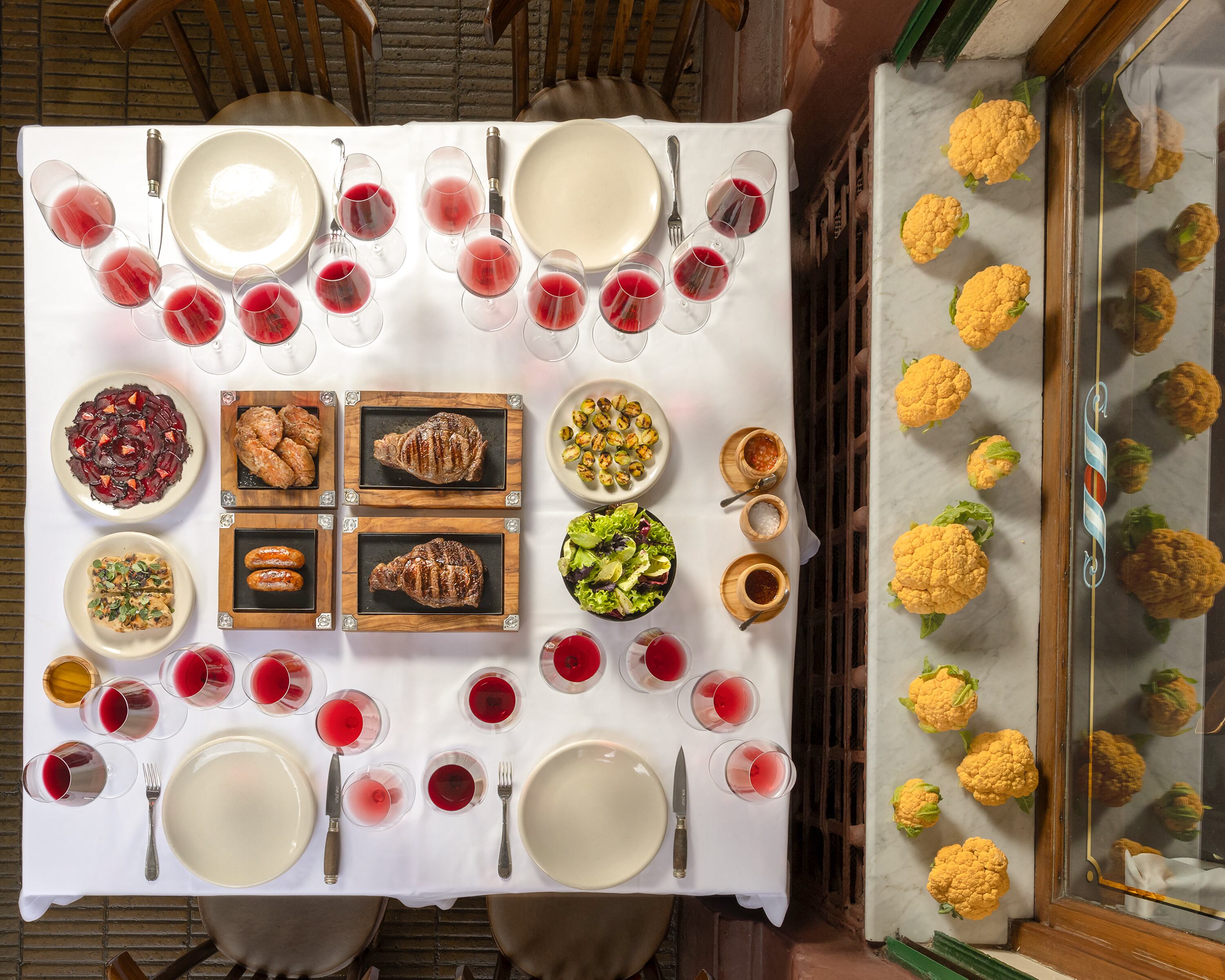 La mesa está servida en Don Julio, una parrilla donde los acompañamientos y el vino son tan importantes como la carne