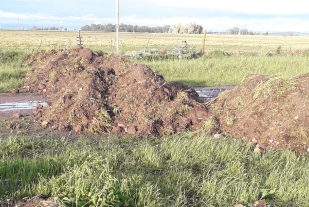 Los montículos de tierra que el municipio de Olavarría colocó para bloquear un acceso a los campos afectados por el abigeato desataron el rechazo de productores y vecinos, que cuestionan la medida y reclaman mayor presencia policial para prevenir nuevos ataques