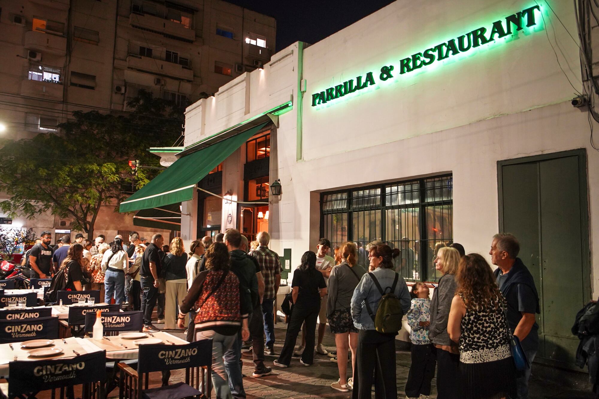 Minutos antes de la apertura para la cena