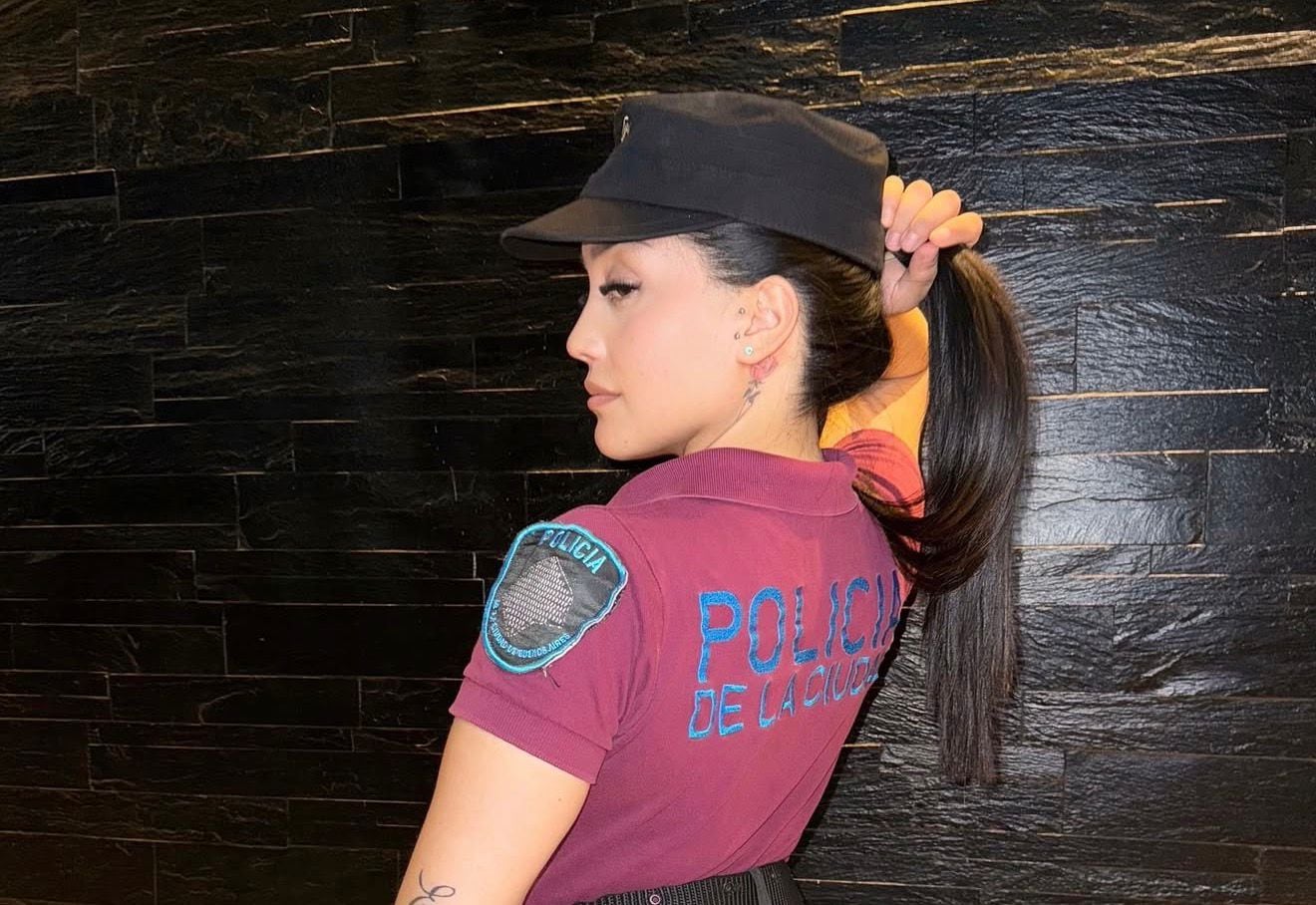 Quién es la policía “tiktoker” que fue suspendida por sus videos