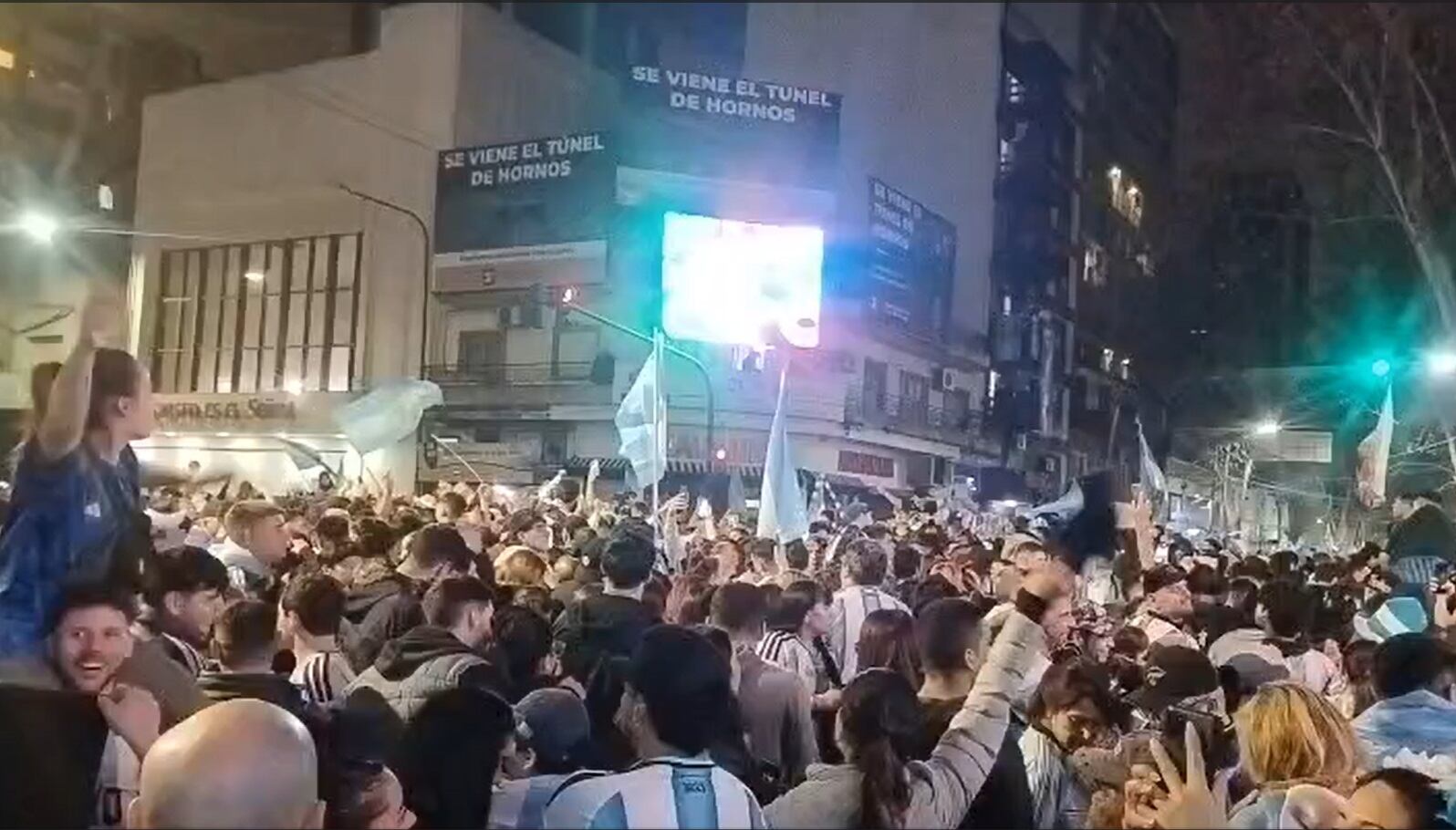 En Caseros, la euforia se metió en el túnel y desbordó todas las calles cercanas